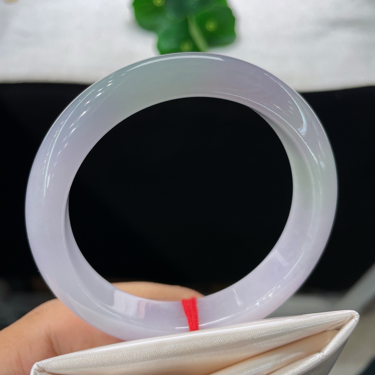 圈口55.8/12/8.1，冰糯春带彩正圈，55/56可戴，烟紫藏祥瑞，翠色载春光，无裂