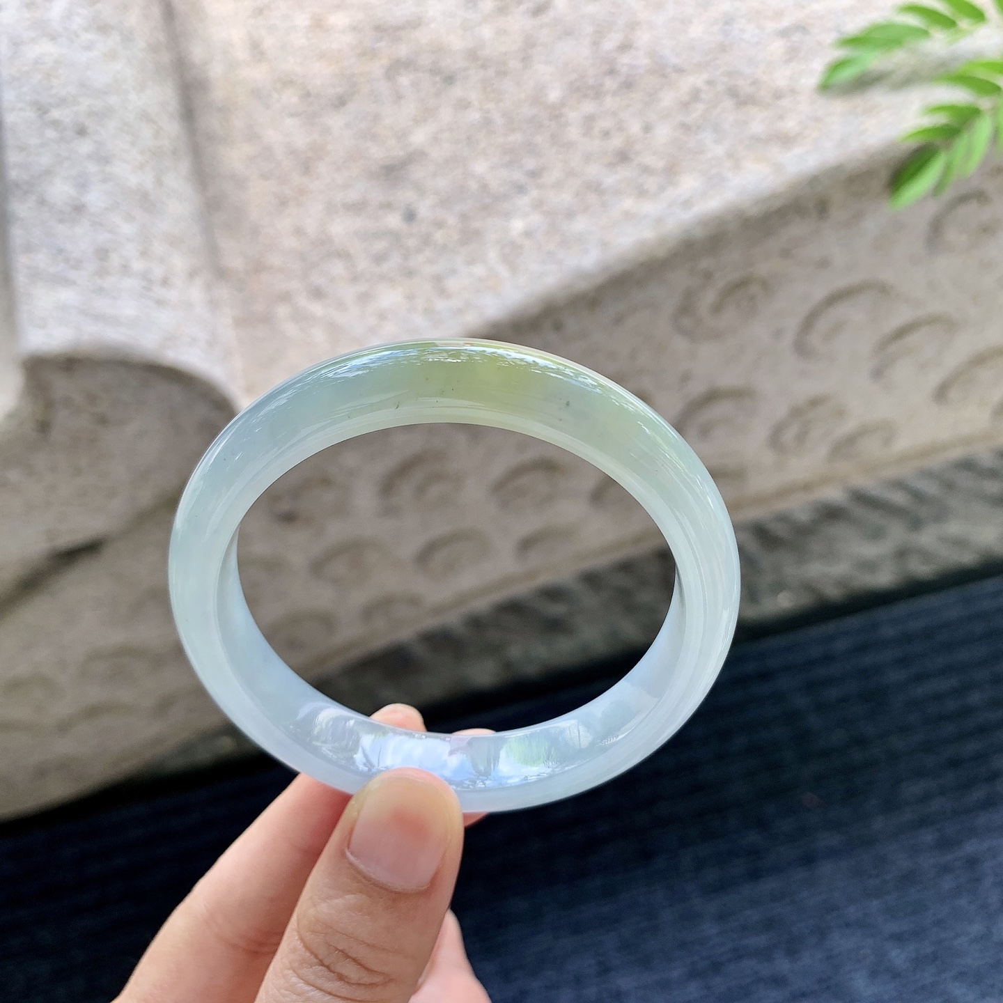 正圈55 56【圈口】56/11/7.3【编码】Q5071007【描述】细糯飘黄翡，水润，种老，细腻，有絮线