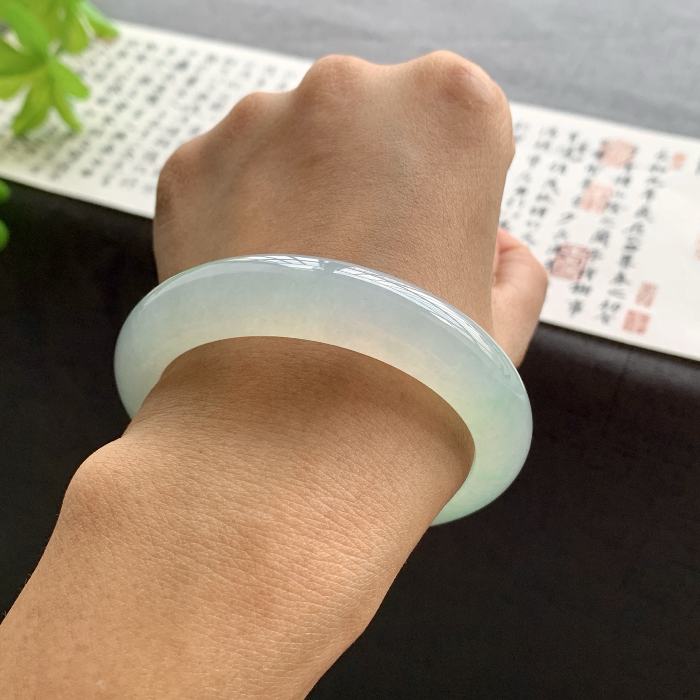 071206JJ 冰绿底飘绿正圈翡翠手镯 56.2-13.5-9.2
