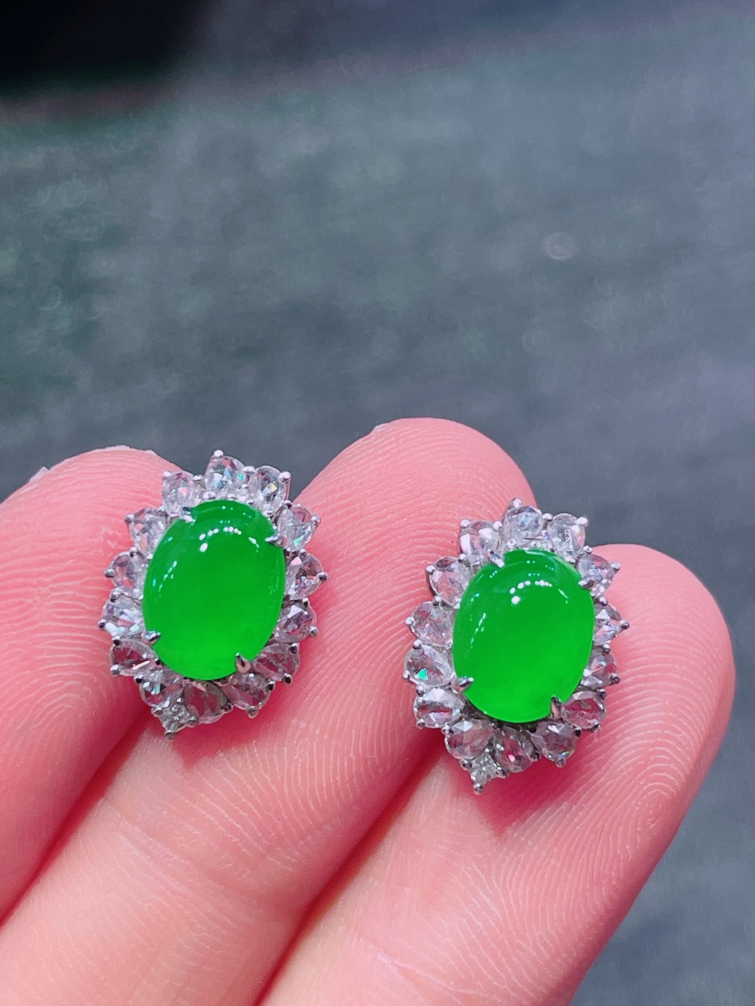 ️冰种绿蛋面耳钉，晶莹剔透，新颖时尚，无裂，8.8-7-3
