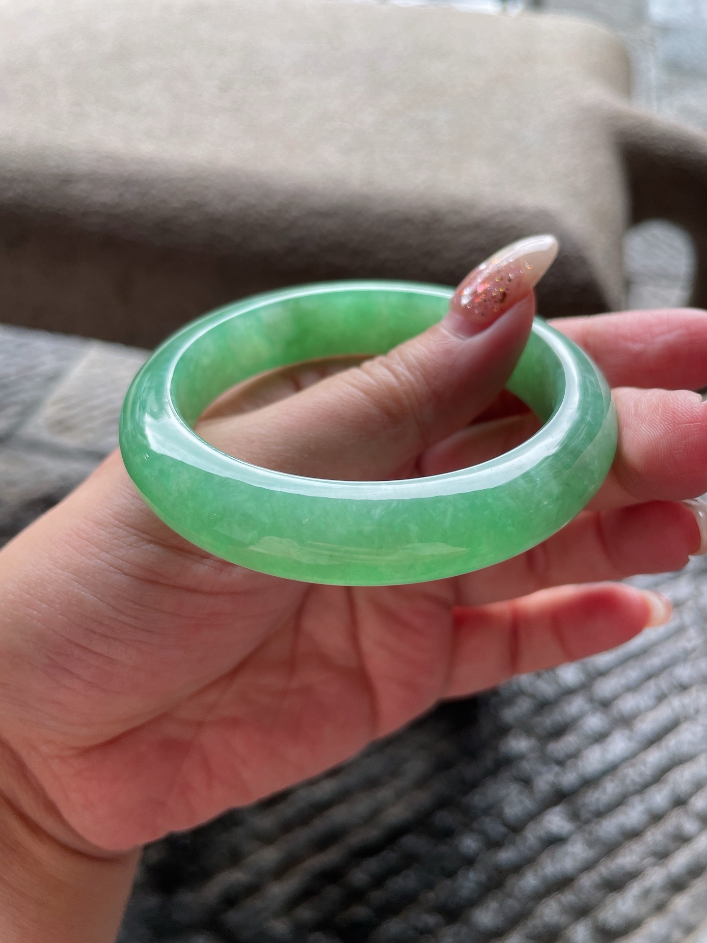 【手镯】正圈55 56【圈口】55-12.6-9【编码】0710H25【描述】糯种满绿，玉质细腻，水润，种老，无裂