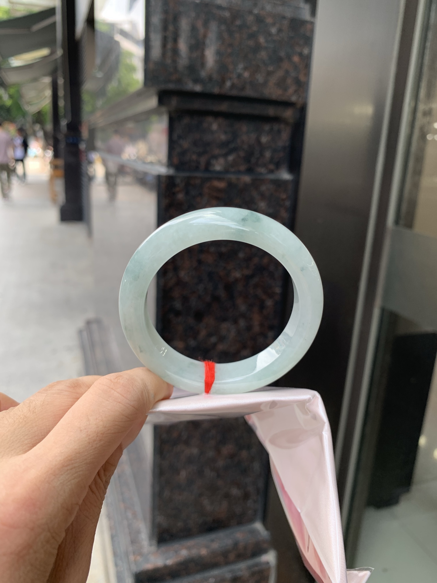 飘花正圈 0713-N1206-1 底子细腻，满圈小碎花洒落镯身，上手俏皮可爱。