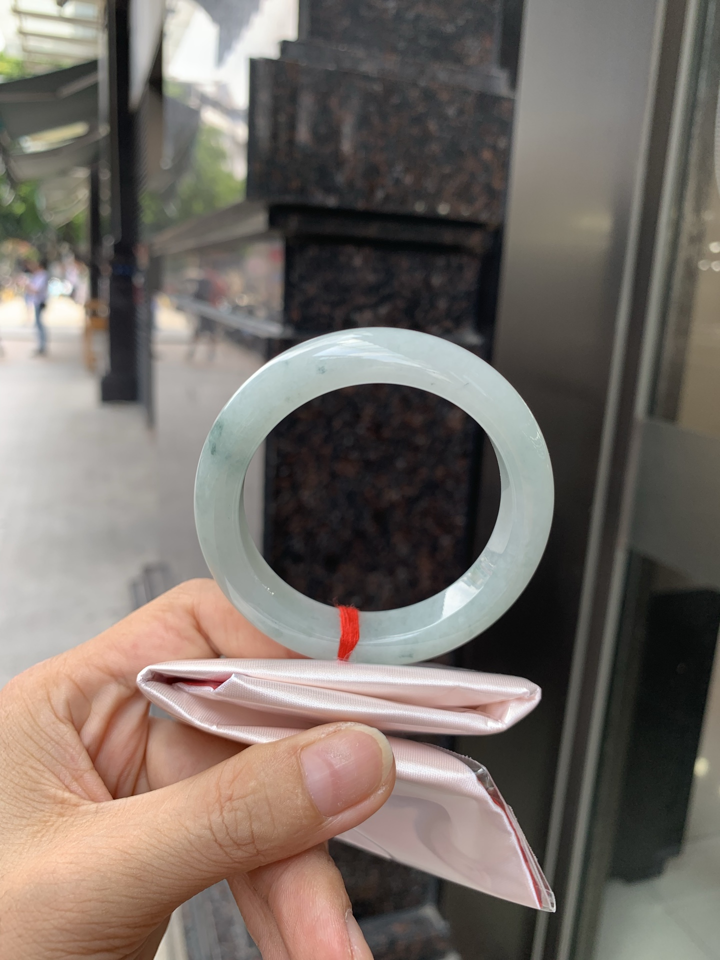 飘花正圈 0713-N1206-1 底子细腻，满圈小碎花洒落镯身，上手俏皮可爱。