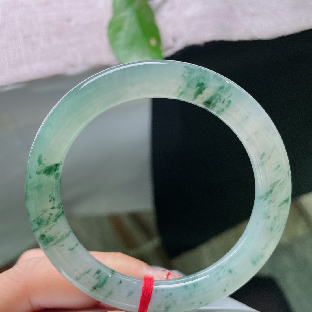 飘花圆条，底子干净清爽，花色如流云散漫，自然光下极具古典韵味。晶体纹，ss55915a