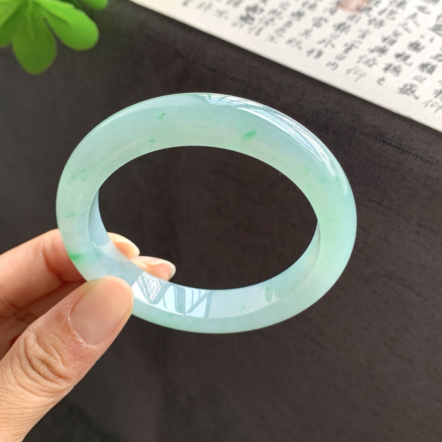 071202JJ 底色飘绿正圈翡翠手镯 56.5-12.4-9.5