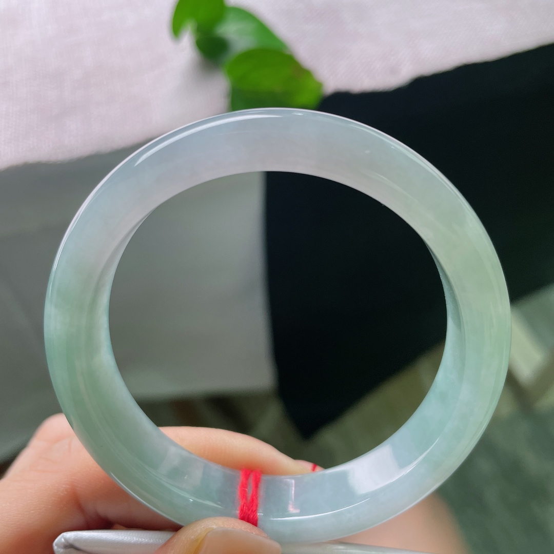 冰蓝底正圈，无裂，玉质细腻通透，水头充足，白蓝相融层次舒缓，将天然玉石淡雅温润的质感完整呈现，清新柔和，藏着不张扬的温柔诗意，ss54169a
