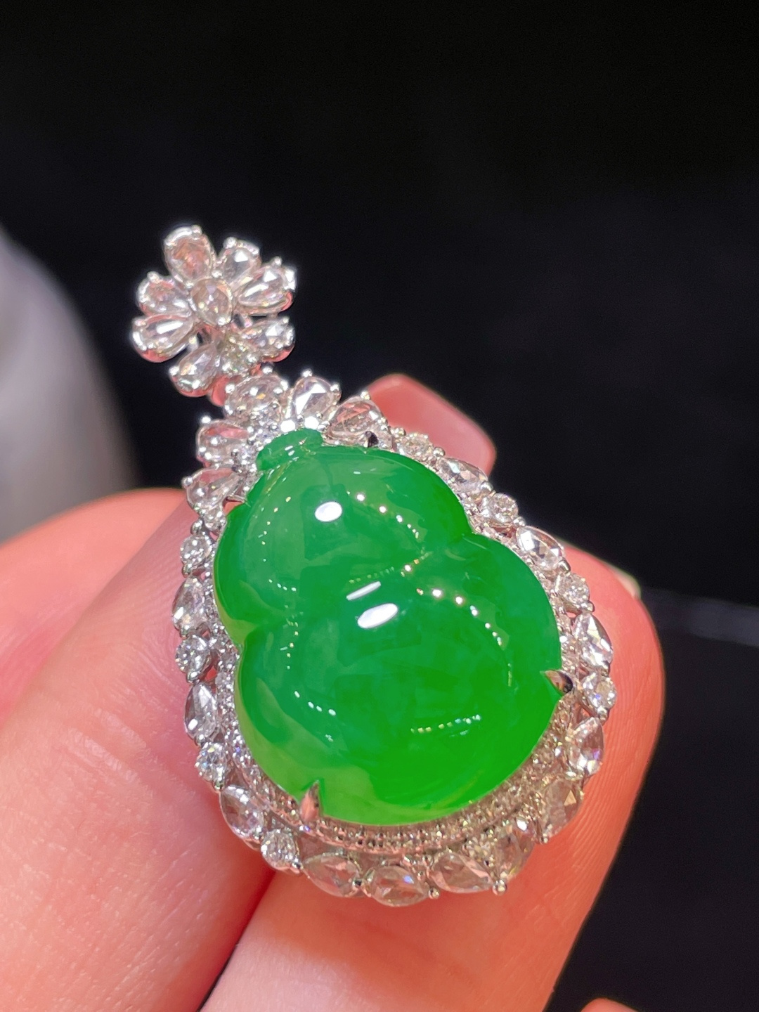️翡翠A货 葫芦吊坠 阳绿满色，料子冰润细腻，种老起光，18k金镶真钻，上身佩戴效果很好 尺寸如图，33.5-18.7-13.3