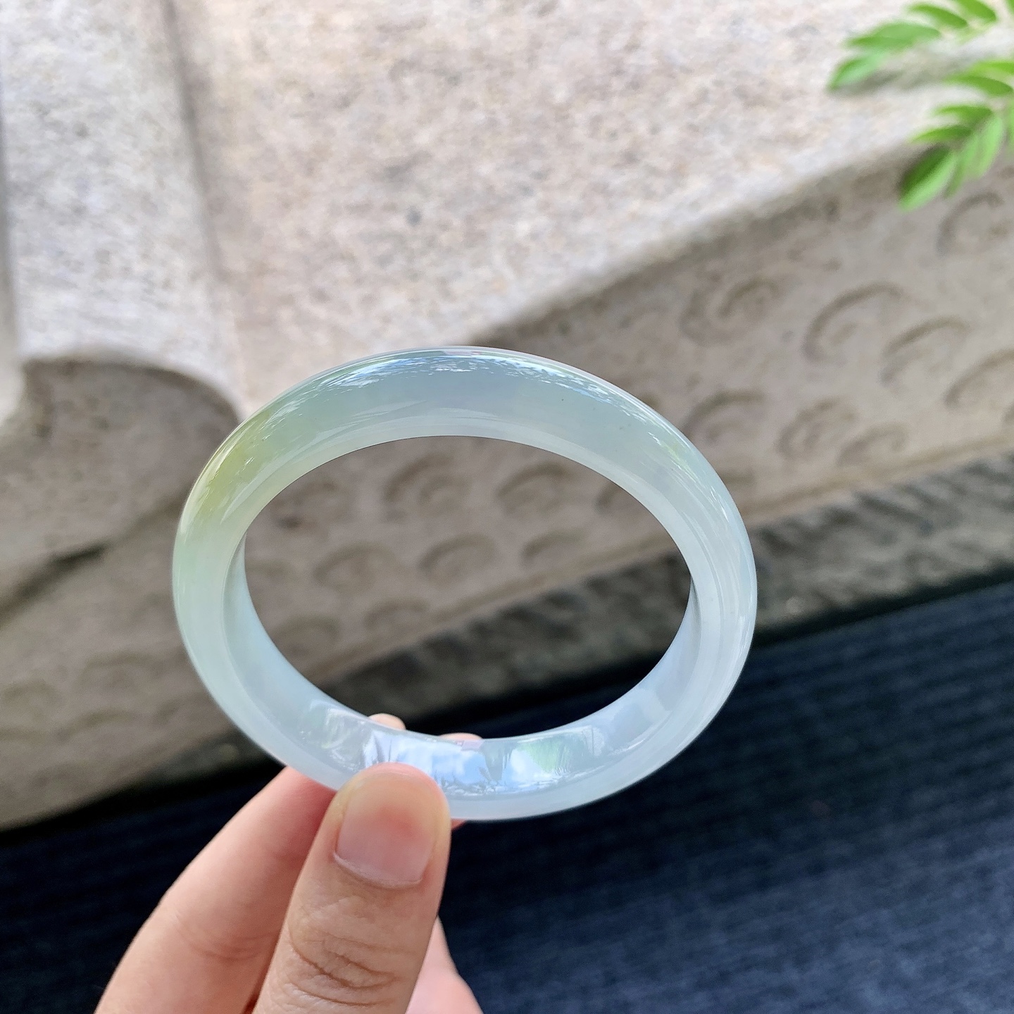 正圈55 56【圈口】56/11/7.3【编码】Q5071007【描述】细糯飘黄翡，水润，种老，细腻，有絮线