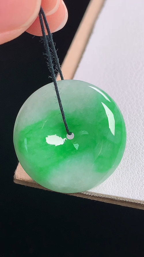 ️阳绿平安扣，无裂，尺寸:26.6-5.8mm
