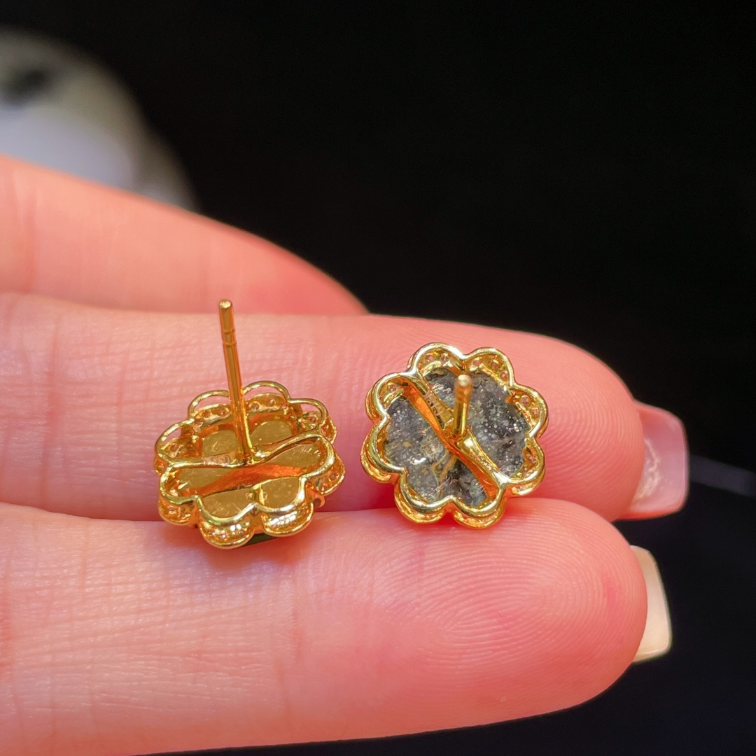 ️翡翠A货 四叶草耳环 耳钉阳绿满色，料子冰润细腻，种老起光，18k金镶真钻，上身佩戴效果很好尺寸如图，11.3-11.4-4.2