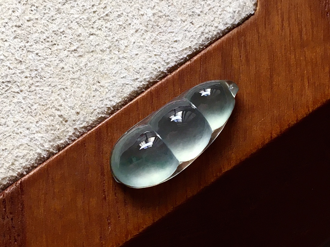 ️ 玻璃种福豆 底色淡雅清新，种水，尺寸15.8*6.6*4.7