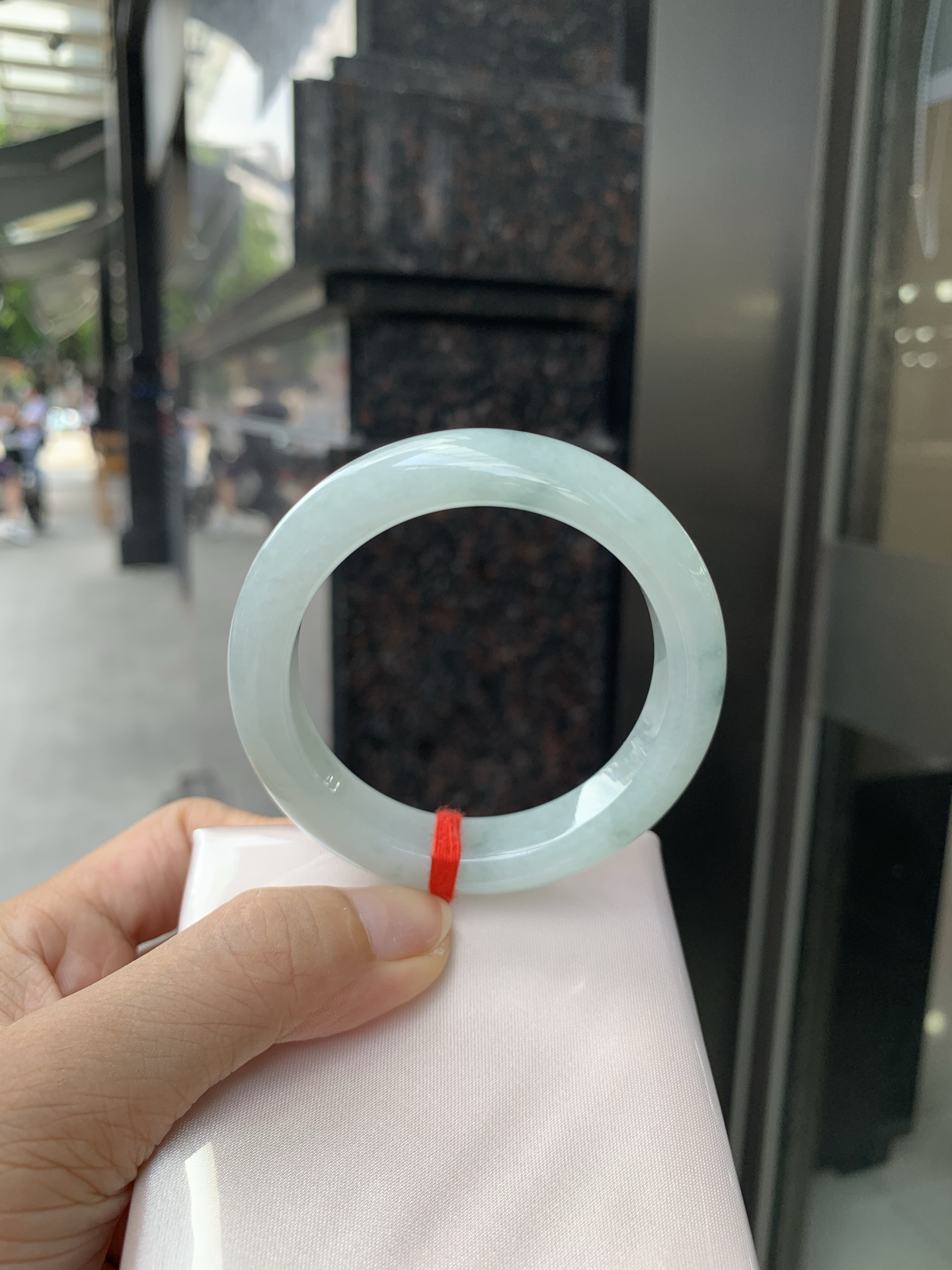 飘花正圈 0713-N1206-1 底子细腻，满圈小碎花洒落镯身，上手俏皮可爱。