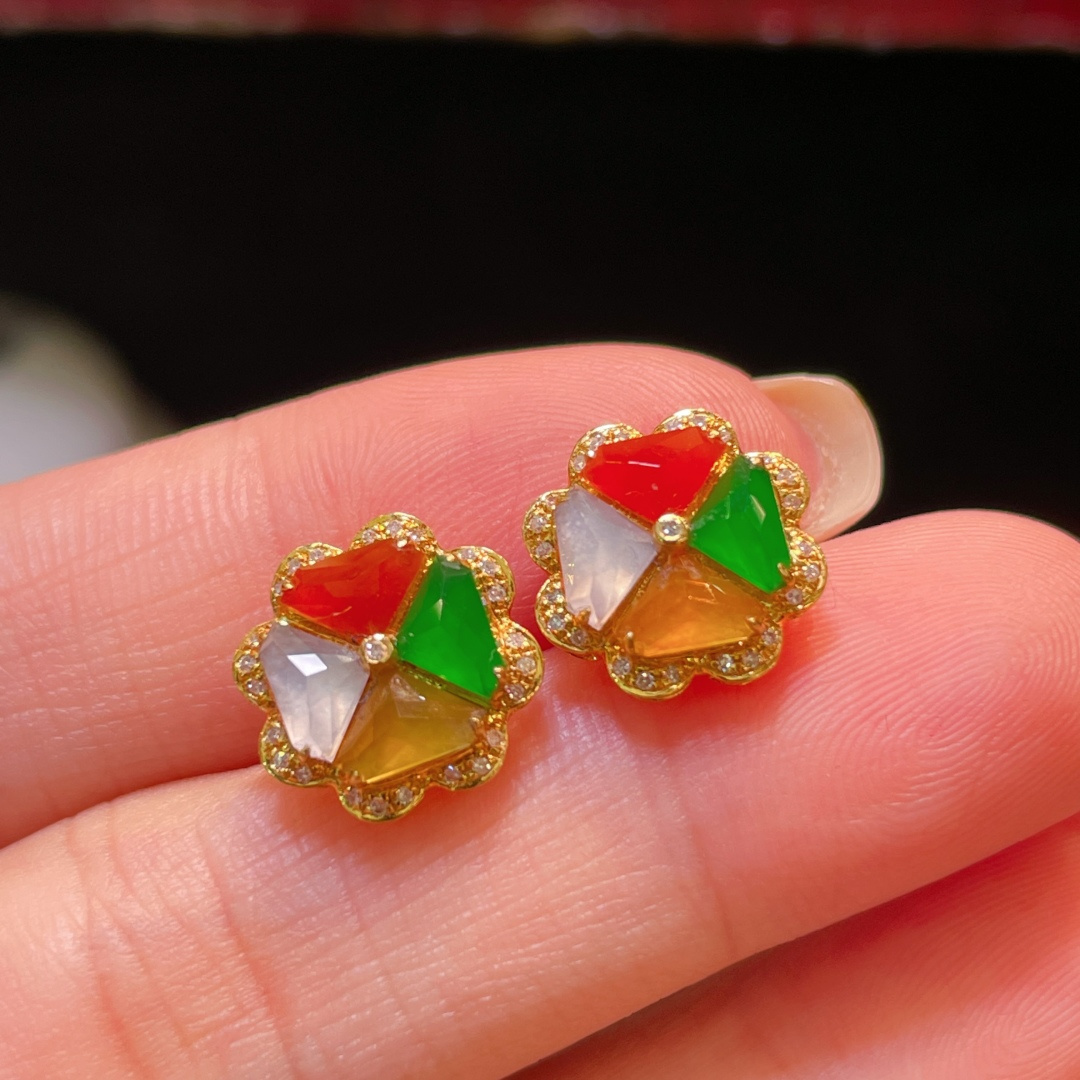 ️翡翠A货 四叶草耳环 耳钉阳绿满色，料子冰润细腻，种老起光，18k金镶真钻，上身佩戴效果很好尺寸如图，11.3-11.4-4.2