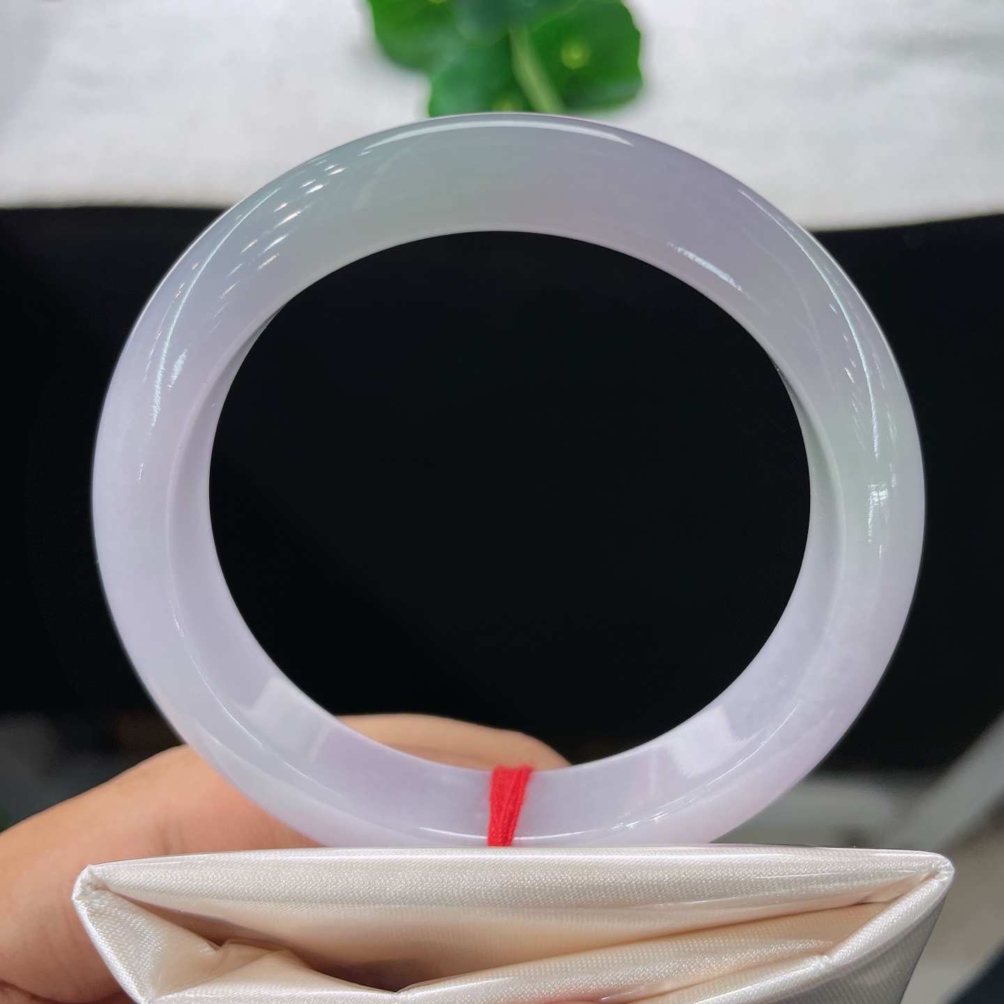 圈口55.8/12/8.1，冰糯春带彩正圈，55/56可戴，烟紫藏祥瑞，翠色载春光，无裂