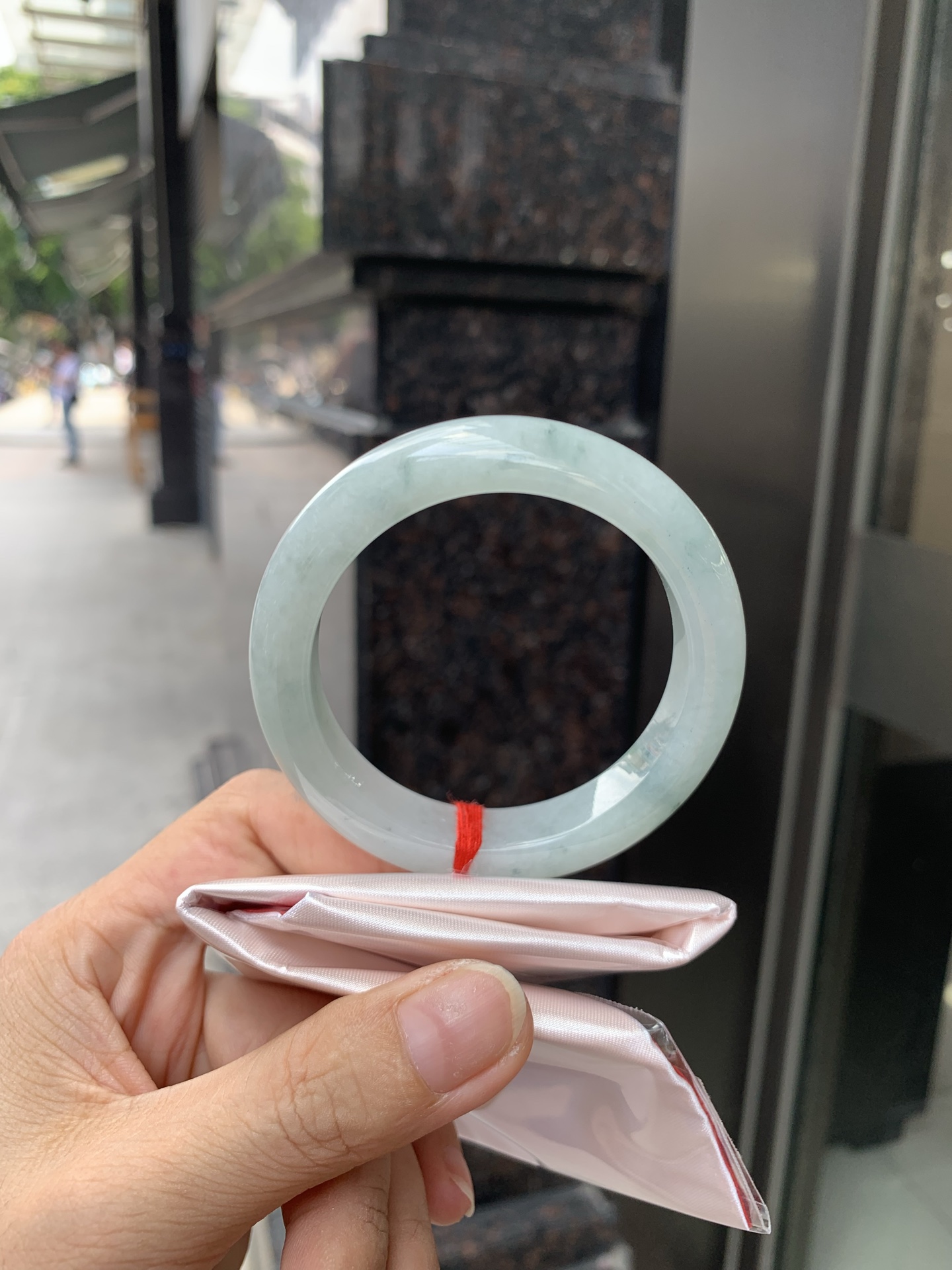 飘花正圈 0713-N1206-1 底子细腻，满圈小碎花洒落镯身，上手俏皮可爱。