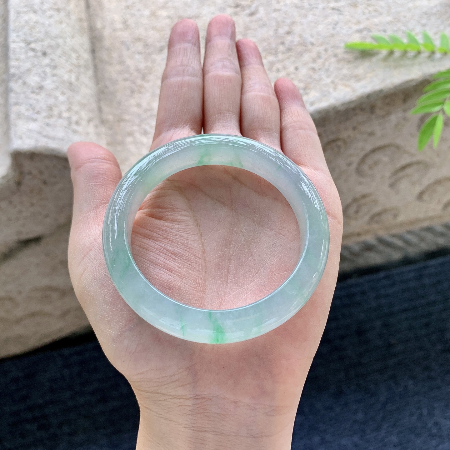 正圈 圈口52.8/10.7/7.8 编码D6071310 描述糯冰飘绿，水润，种老，细腻，打灯有棉线