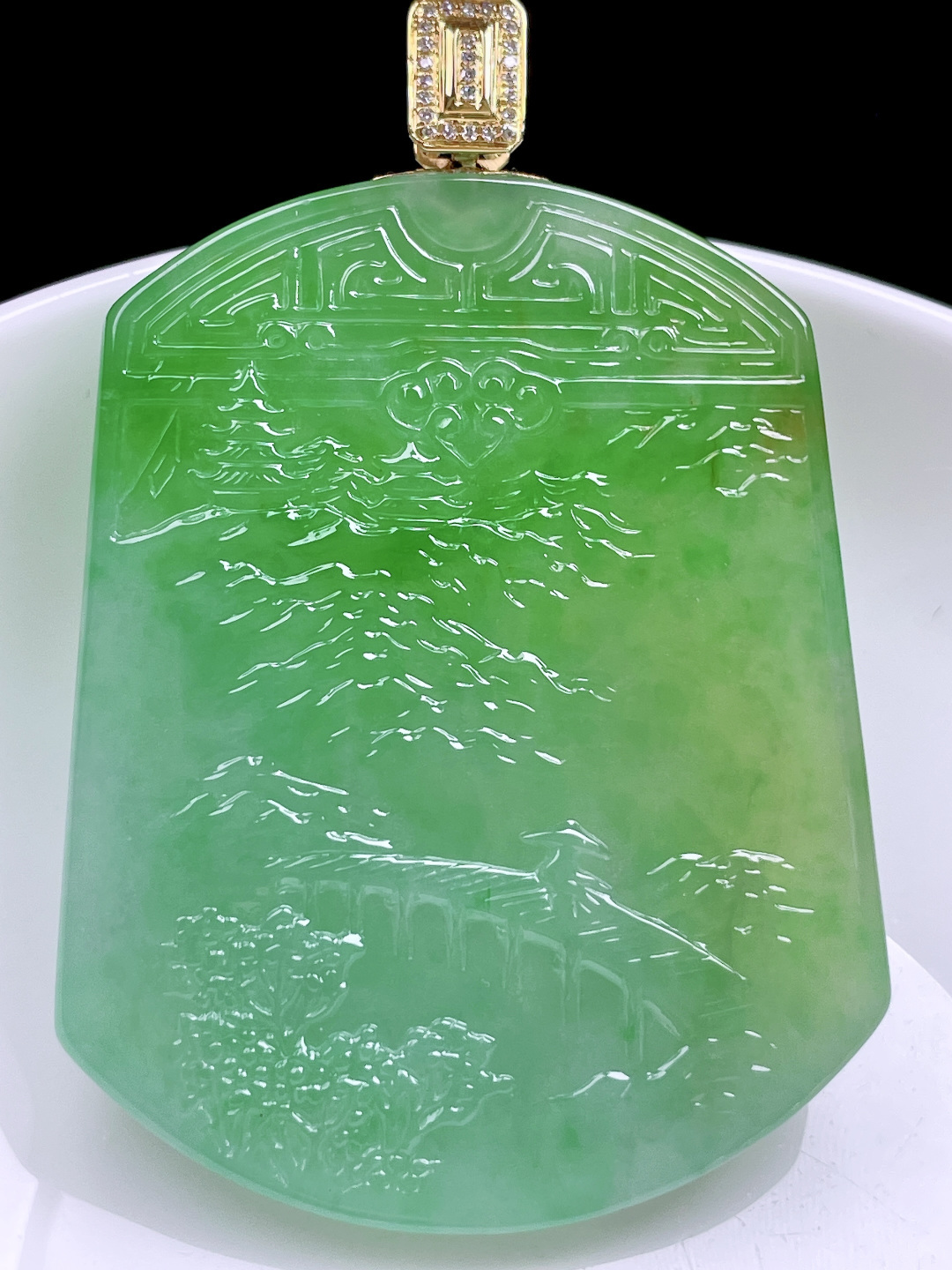 三彩山水牌 色泽艳丽，种老起胶，18k金镶嵌 整体：64 裸石：55/42.8/4.5