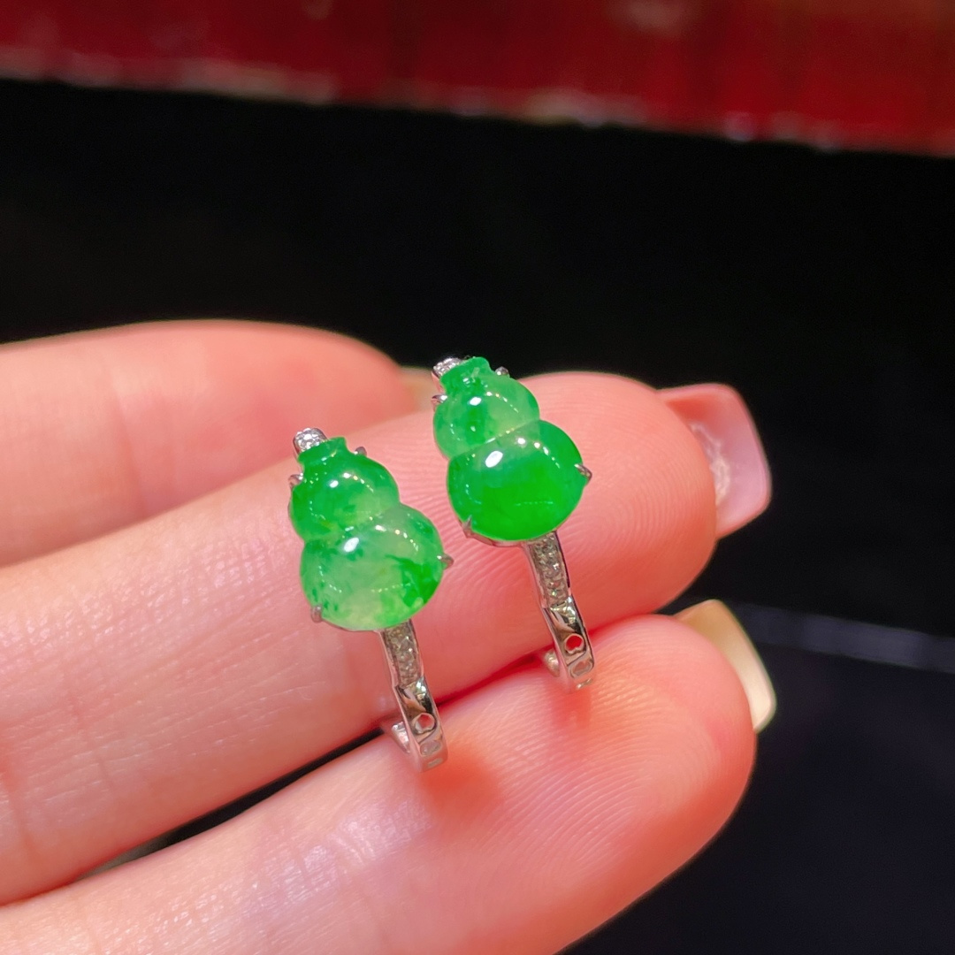 ️翡翠A货 葫芦耳环 耳包 阳绿满色，料子冰润细腻，种老起光，18k金镶真钻，上身佩戴效果很好 尺寸如图，8.3-6.3-3.6