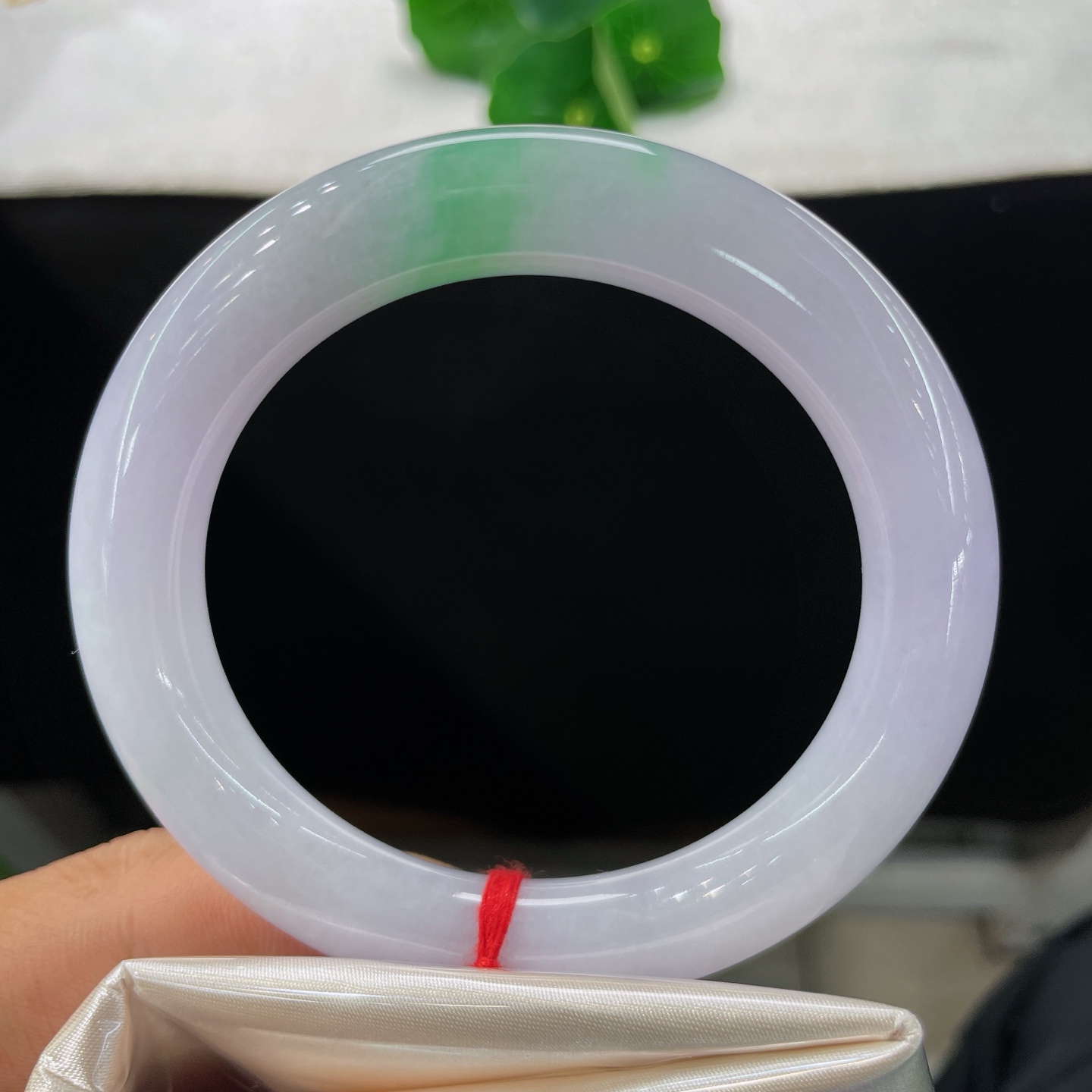 圈口57/11.2，冰糯春带彩圆条，58/59可戴，烟紫凝清玉，翠色落镯间，无裂