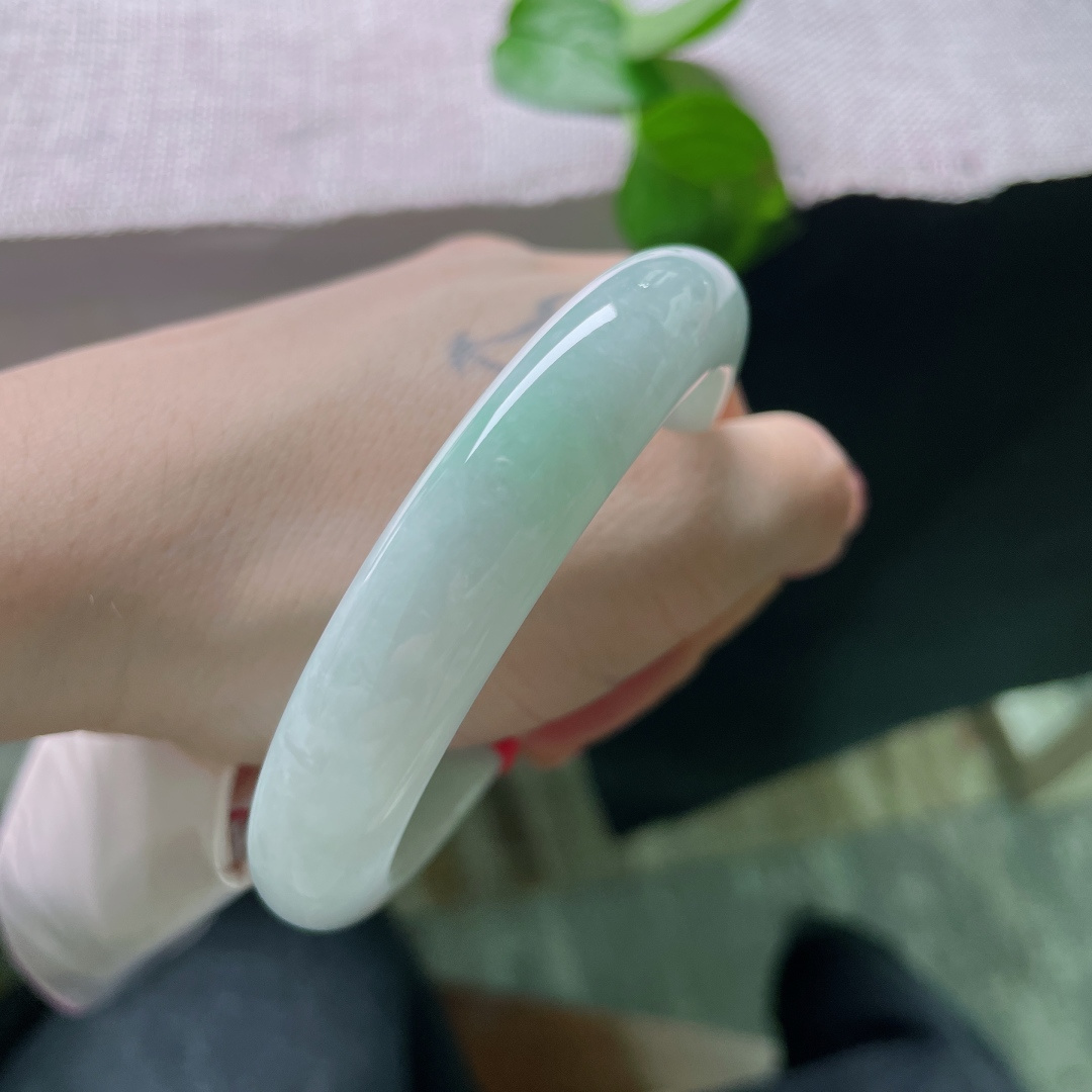 58.3/12.4/8.3，绿底正圈，无裂，玉质清润干净，色泽清爽宜人，自带夏日柔和凉意。ss55230a。