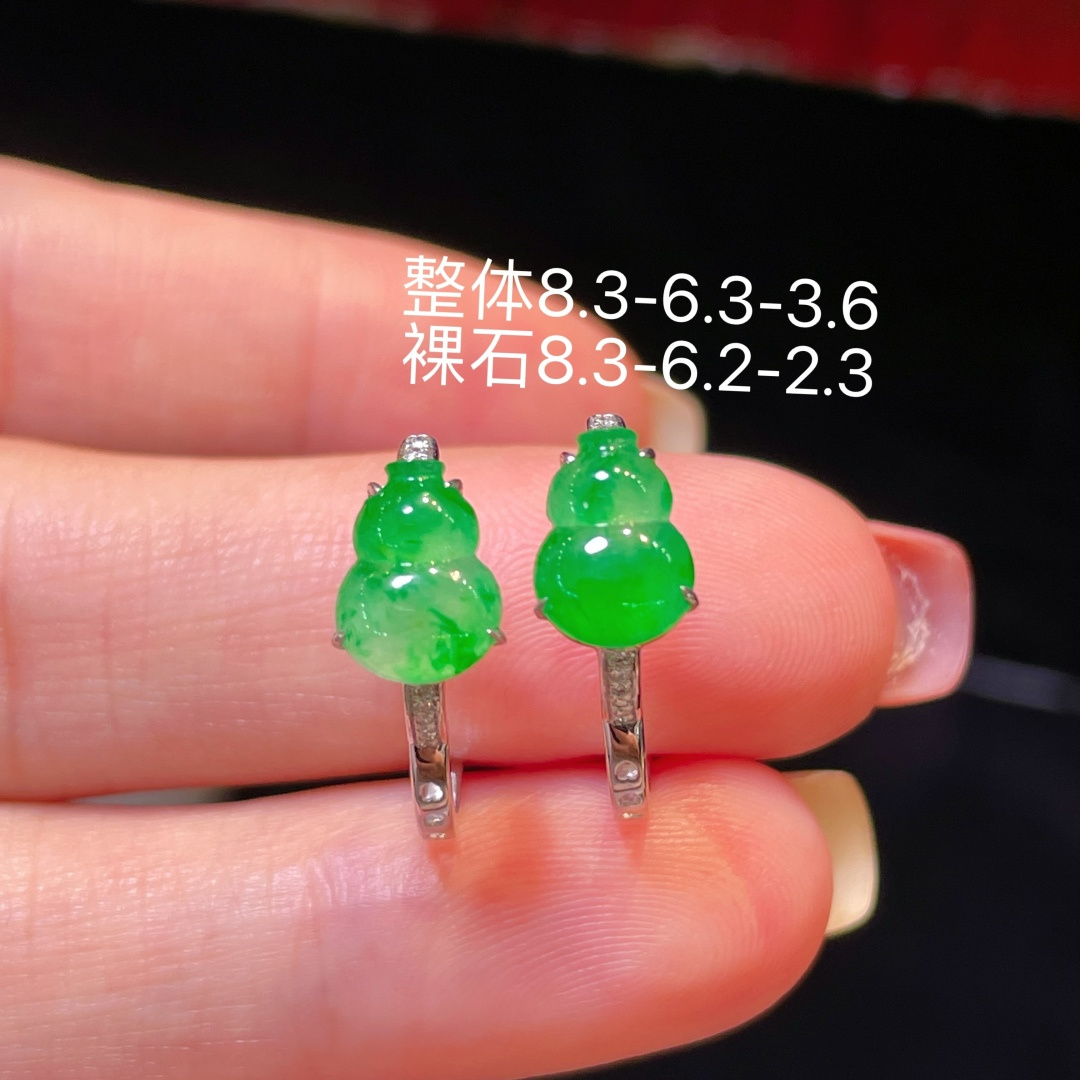 ️翡翠A货 葫芦耳环 耳包 阳绿满色，料子冰润细腻，种老起光，18k金镶真钻，上身佩戴效果很好 