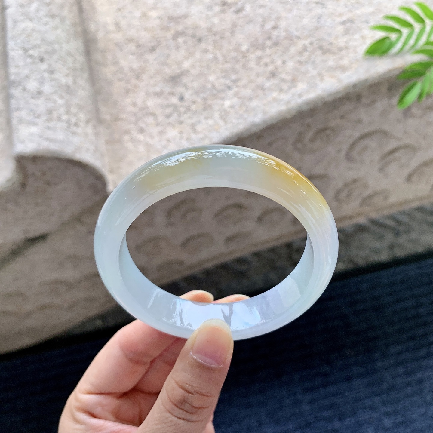 正圈 圈口57.2/13.7/8.3 编码Q5071005 描述冰糯飘黄翡，水润，种老，细腻，无裂
