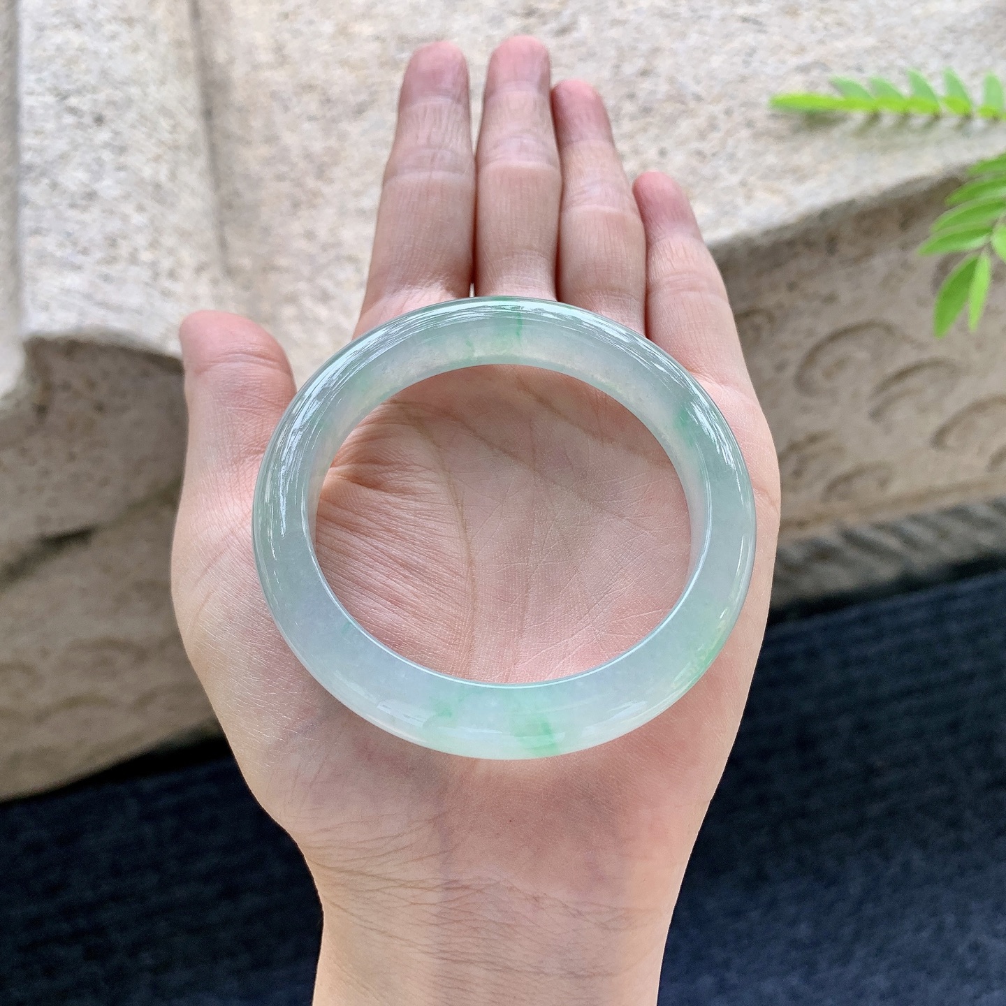正圈 圈口52.8/10.7/7.8 编码D6071310 描述糯冰飘绿，水润，种老，细腻，打灯有棉线