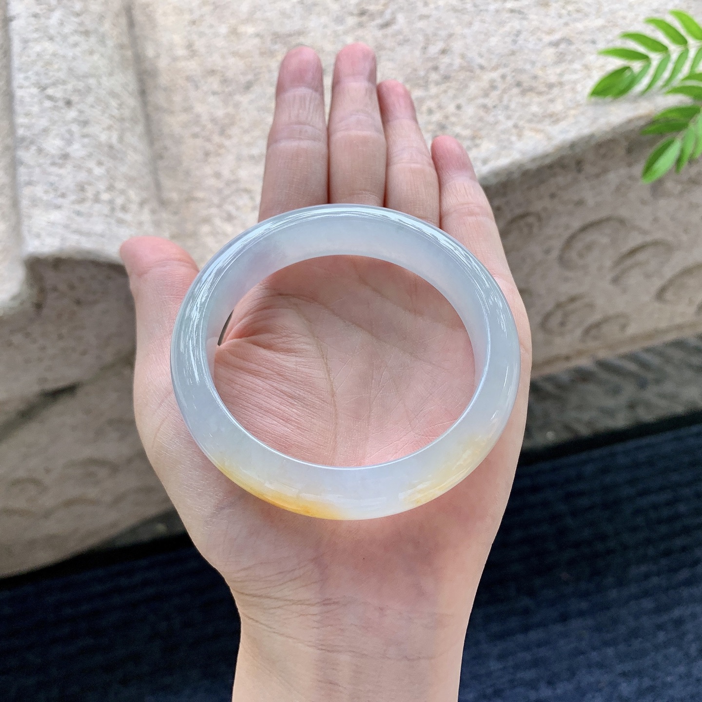 正圈 圈口57.2/13.7/8.3 编码Q5071005 描述冰糯飘黄翡，水润，种老，细腻，无裂