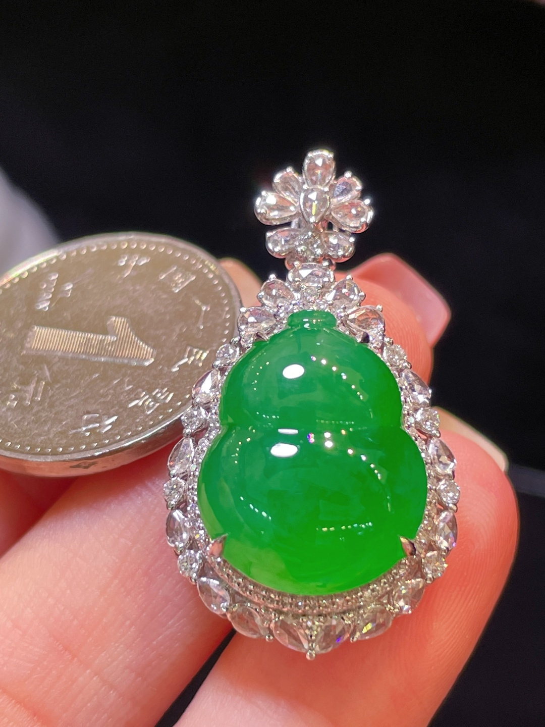 ️翡翠A货 葫芦吊坠 阳绿满色，料子冰润细腻，种老起光，18k金镶真钻，上身佩戴效果很好 尺寸如图，33.5-18.7-13.3
