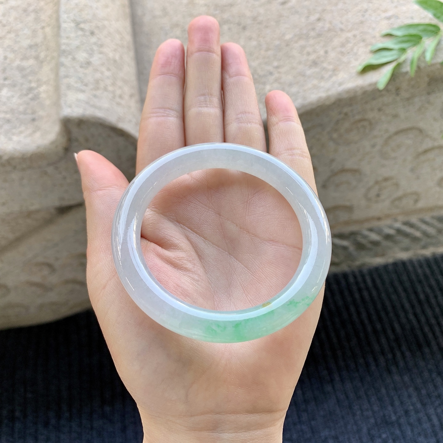 圆条53 54，糯冰飘绿，水润，种老，细腻，打灯有絮线