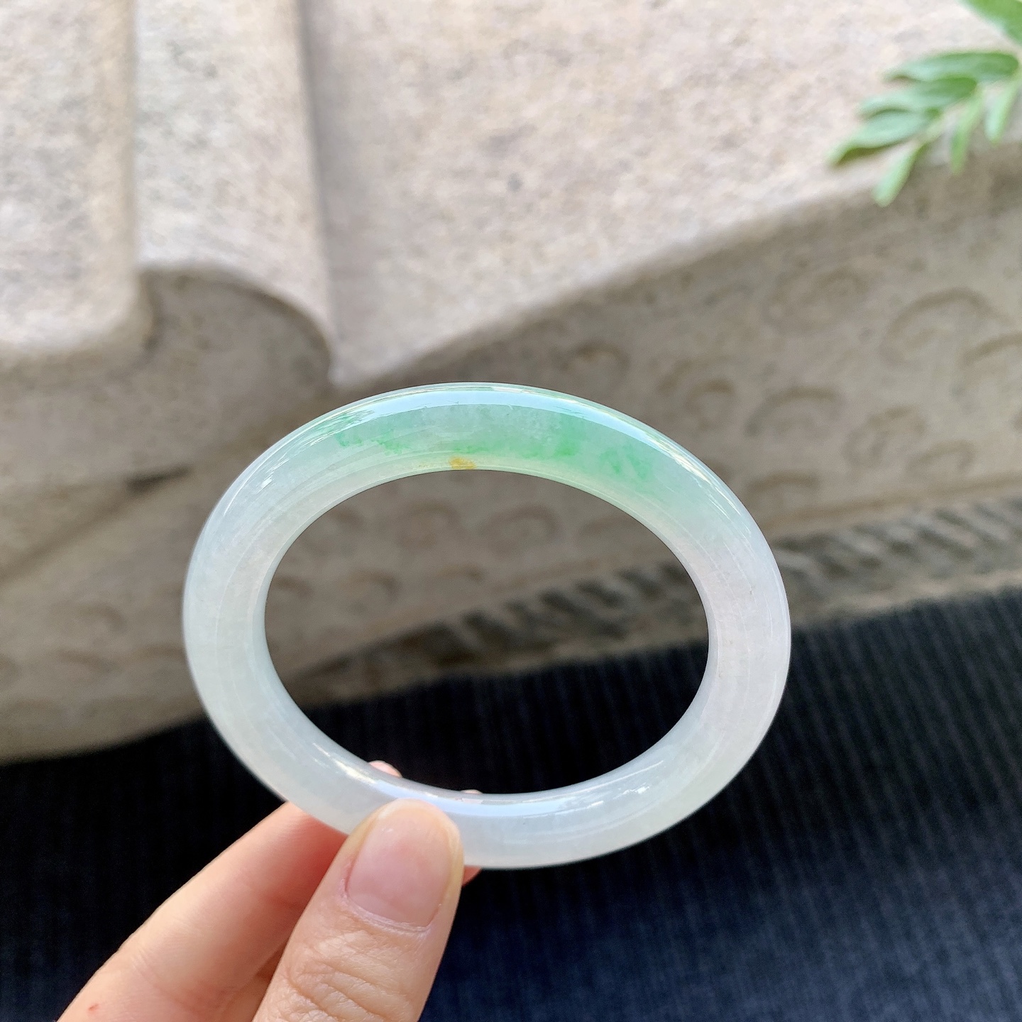 圆条53 54，糯冰飘绿，水润，种老，细腻，打灯有絮线