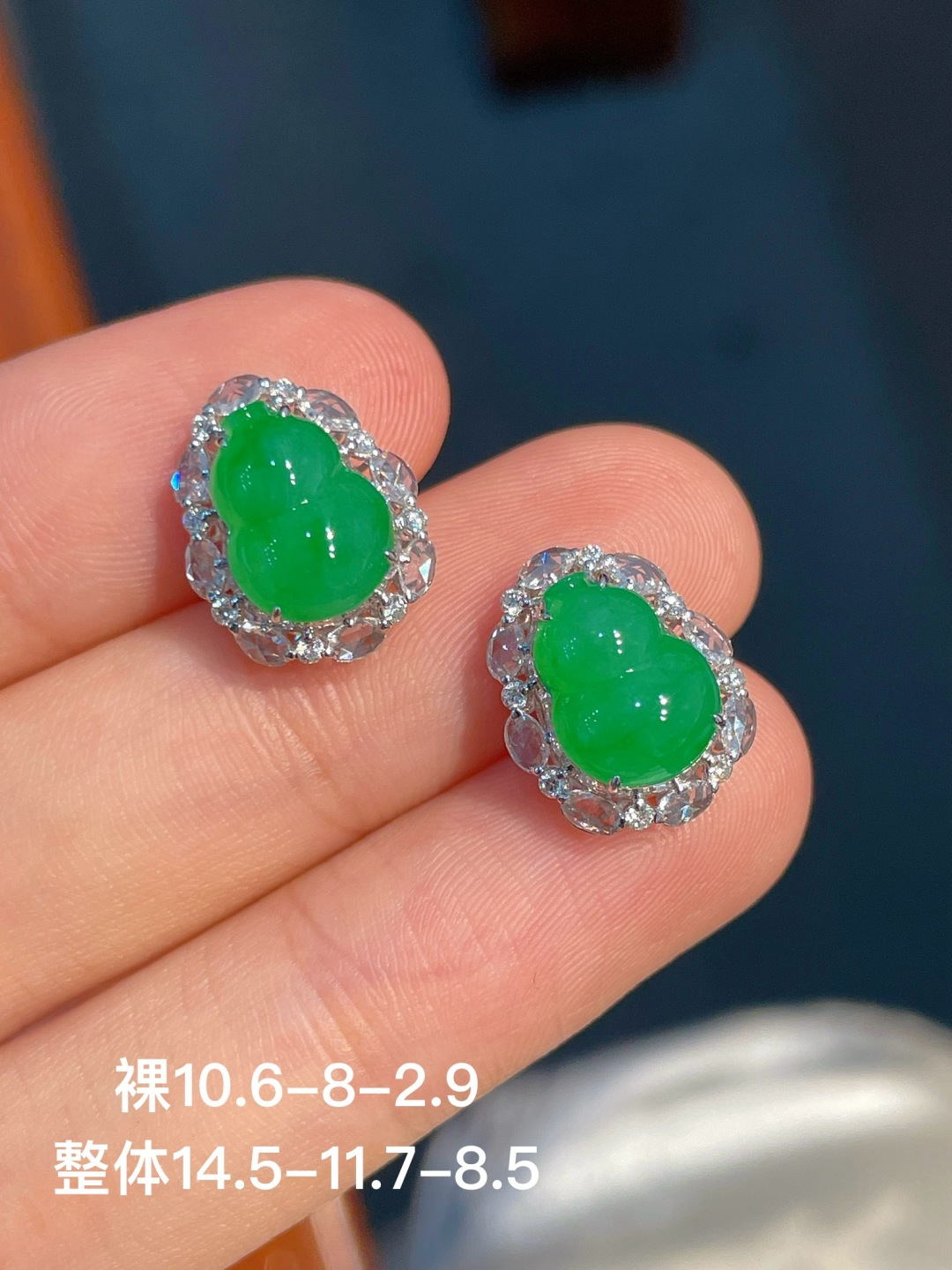 ️阳绿葫芦耳钉 无裂 18k金镶嵌，10.6-8-2.9