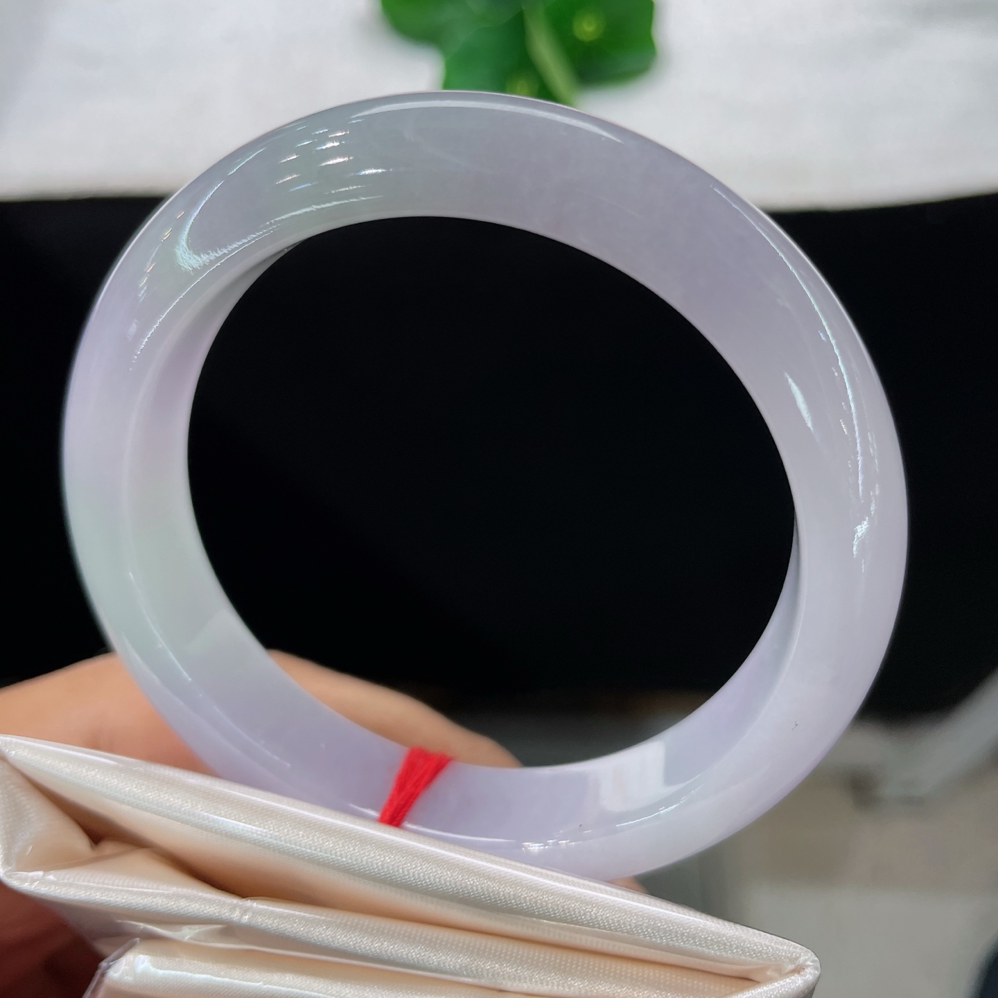 圈口55.8/12/8.1，冰糯春带彩正圈，55/56可戴，烟紫藏祥瑞，翠色载春光，无裂