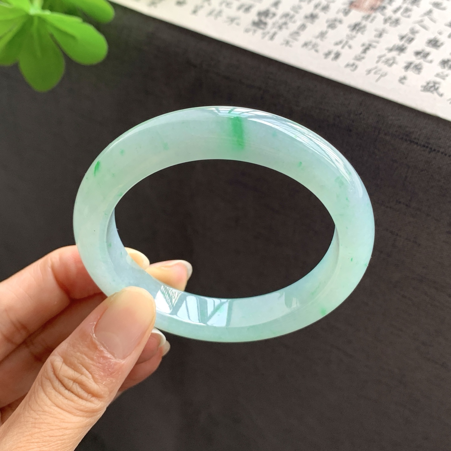 071202JJ 底色飘绿正圈翡翠手镯 56.5-12.4-9.5