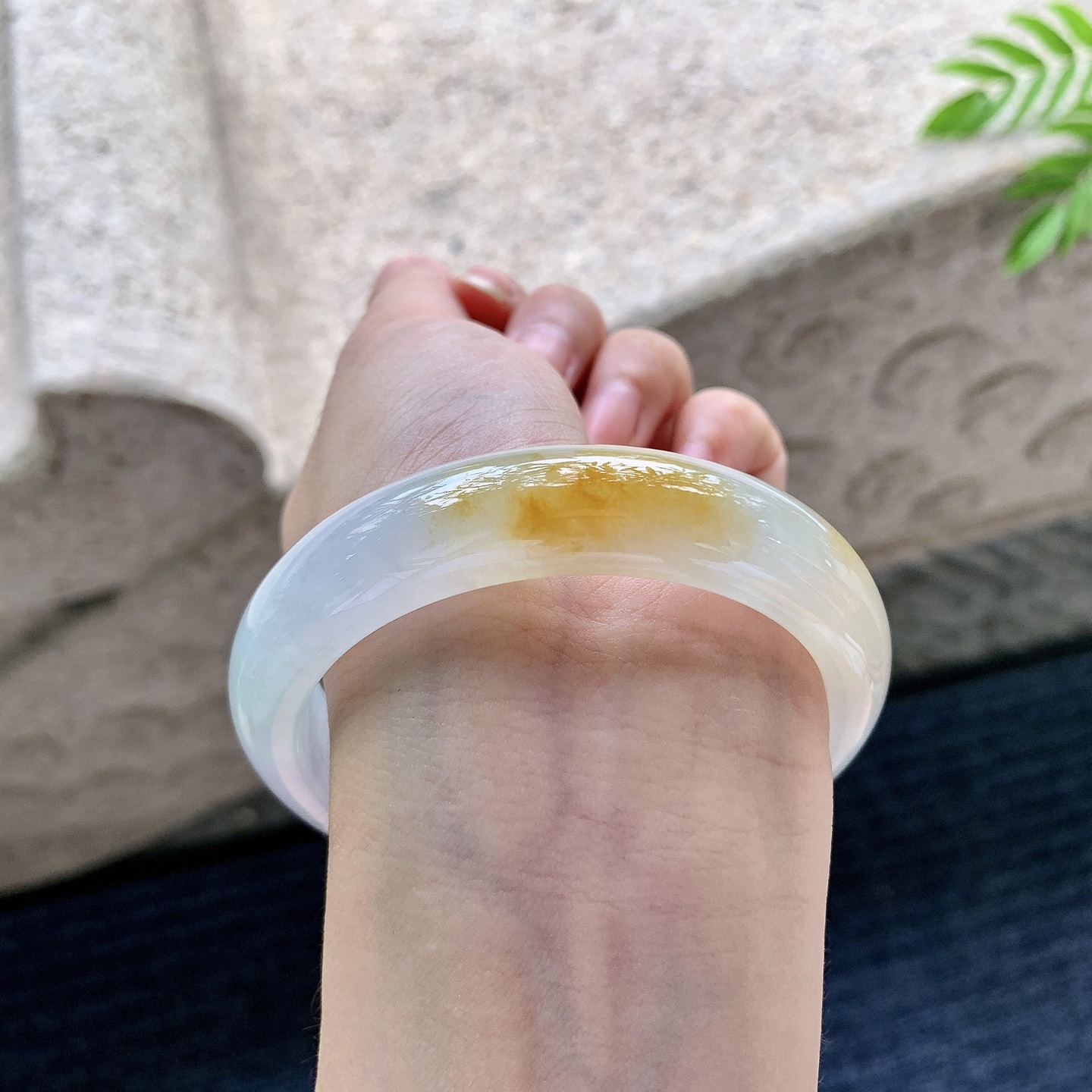 正圈 圈口57.2/13.7/8.3 编码Q5071005 描述冰糯飘黄翡，水润，种老，细腻，无裂