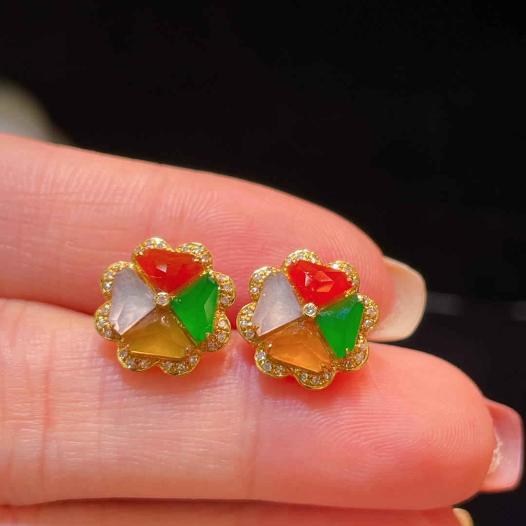 ️翡翠A货 四叶草耳环 耳钉阳绿满色，料子冰润细腻，种老起光，18k金镶真钻，上身佩戴效果很好尺寸如图，11.3-11.4-4.2