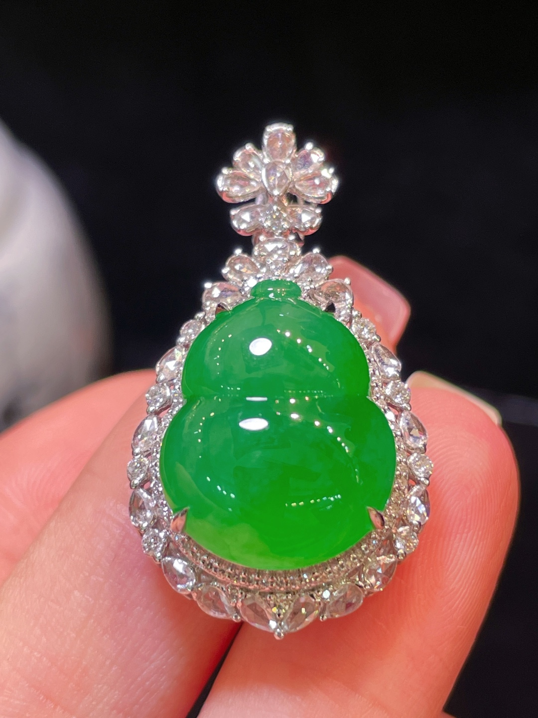 ️翡翠A货 葫芦吊坠 阳绿满色，料子冰润细腻，种老起光，18k金镶真钻，上身佩戴效果很好 尺寸如图，33.5-18.7-13.3