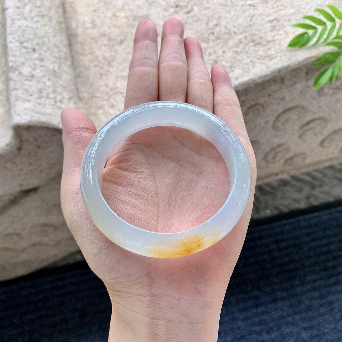 正圈 圈口57.2/13.7/8.3 编码Q5071005 描述冰糯飘黄翡，水润，种老，细腻，无裂