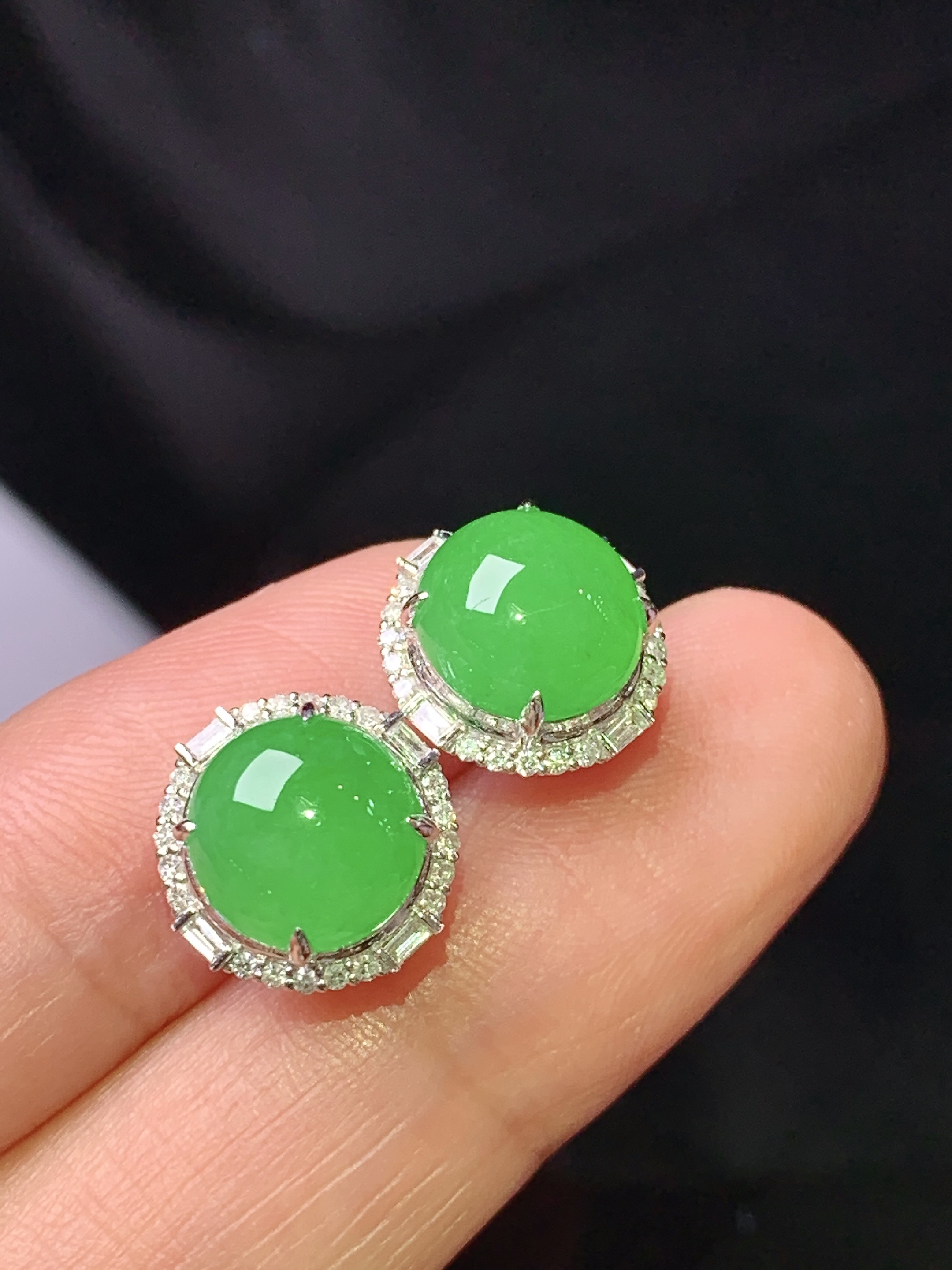 18k金钻镶嵌冰阳绿蛋面耳钉 玉质细腻 色泽艳丽清新 整体尺寸11.8*11*7.2 f1