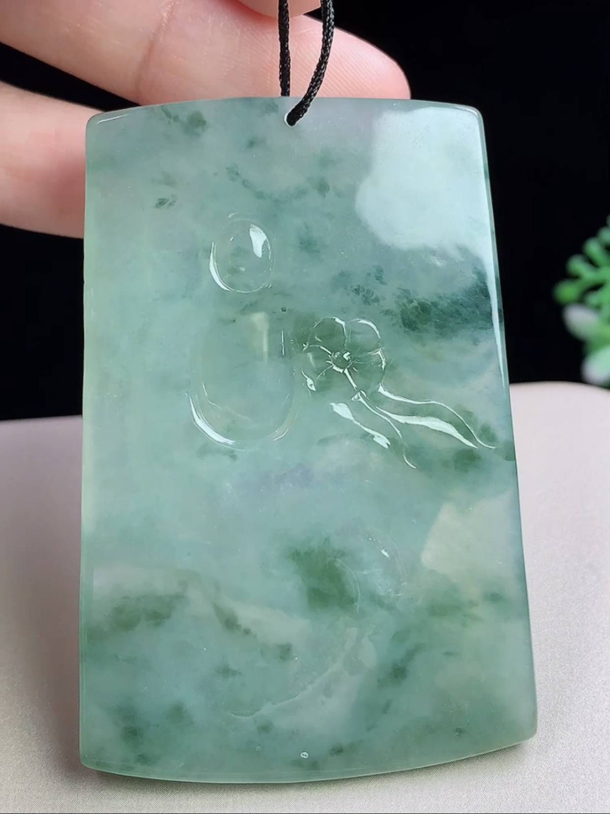 飘花自在观音，无裂，尺寸59.8-40-5.5mm，