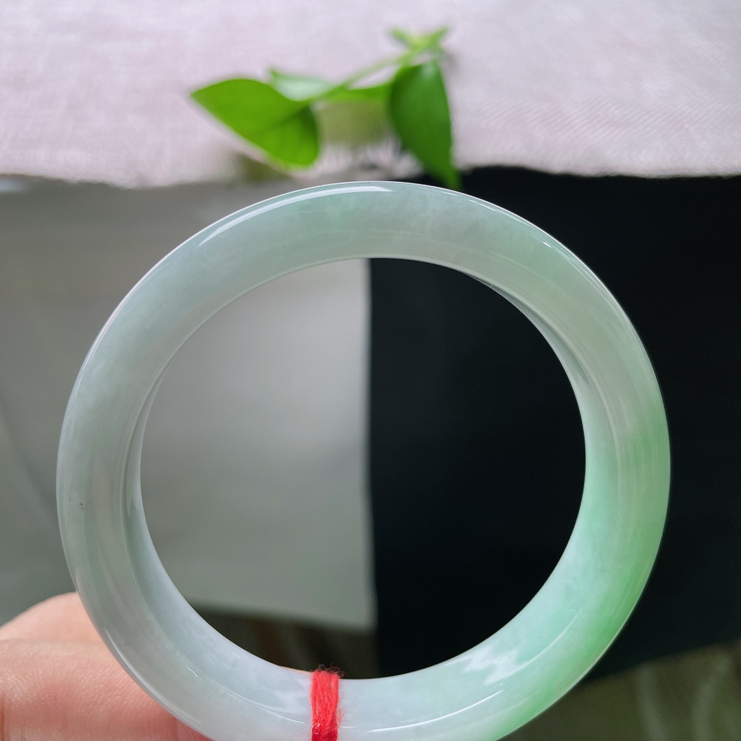 55.2/12.2/8.0，飘绿正圈，无裂，淡底柔绿温润镯，夏日佩戴清爽舒适显温柔。ss54918a