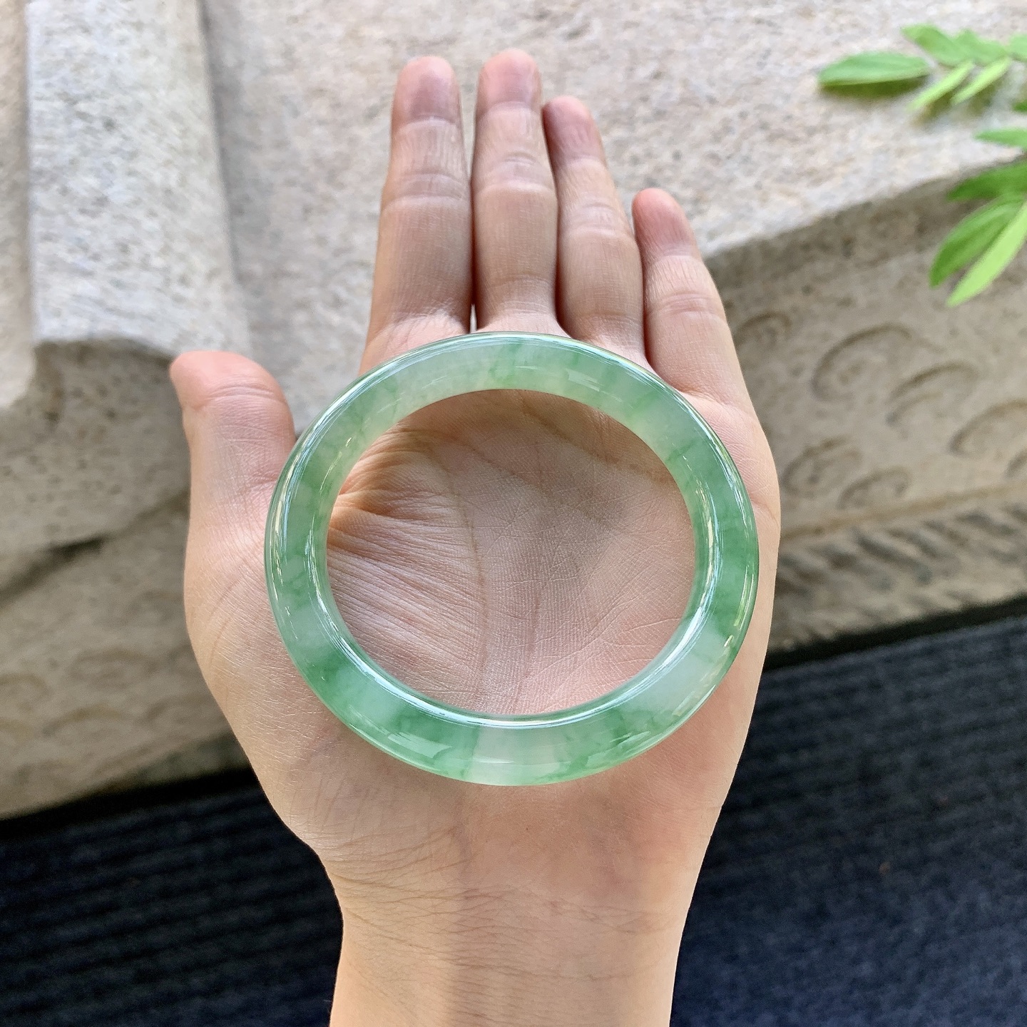 圆条51 52【圈口】52.8/9/8.8【编码】BA070130【描述】冰糯绿花，水润，种老，细腻