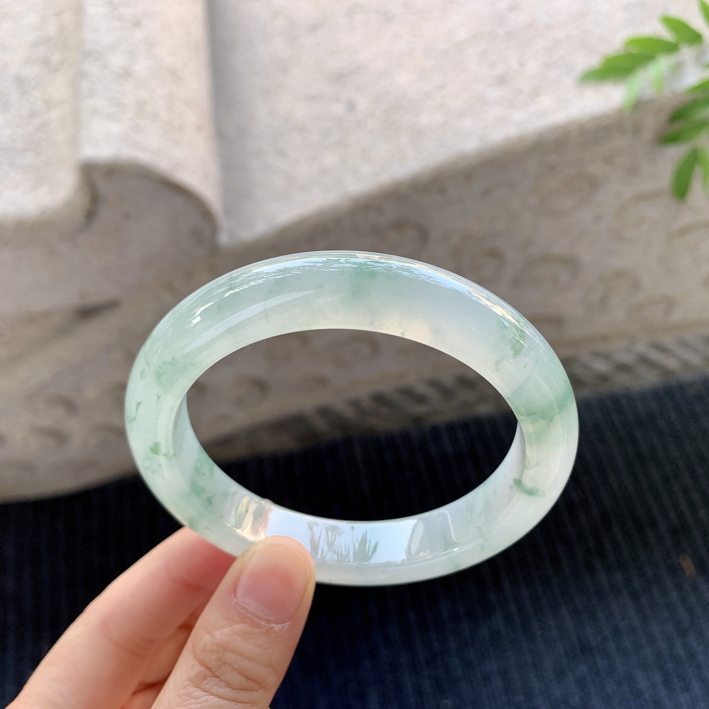 正圈58 59【圈口】59.5/12/9【编码】C5070133【描述】冰糯飘花，清透，水润，种老，细腻，无裂