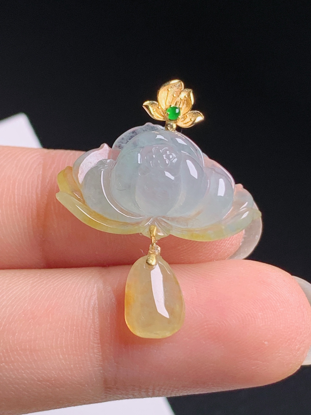 冰黄翡莲花吊坠，雕工清雅脱俗，金镶设计灵动雅致，和和美美