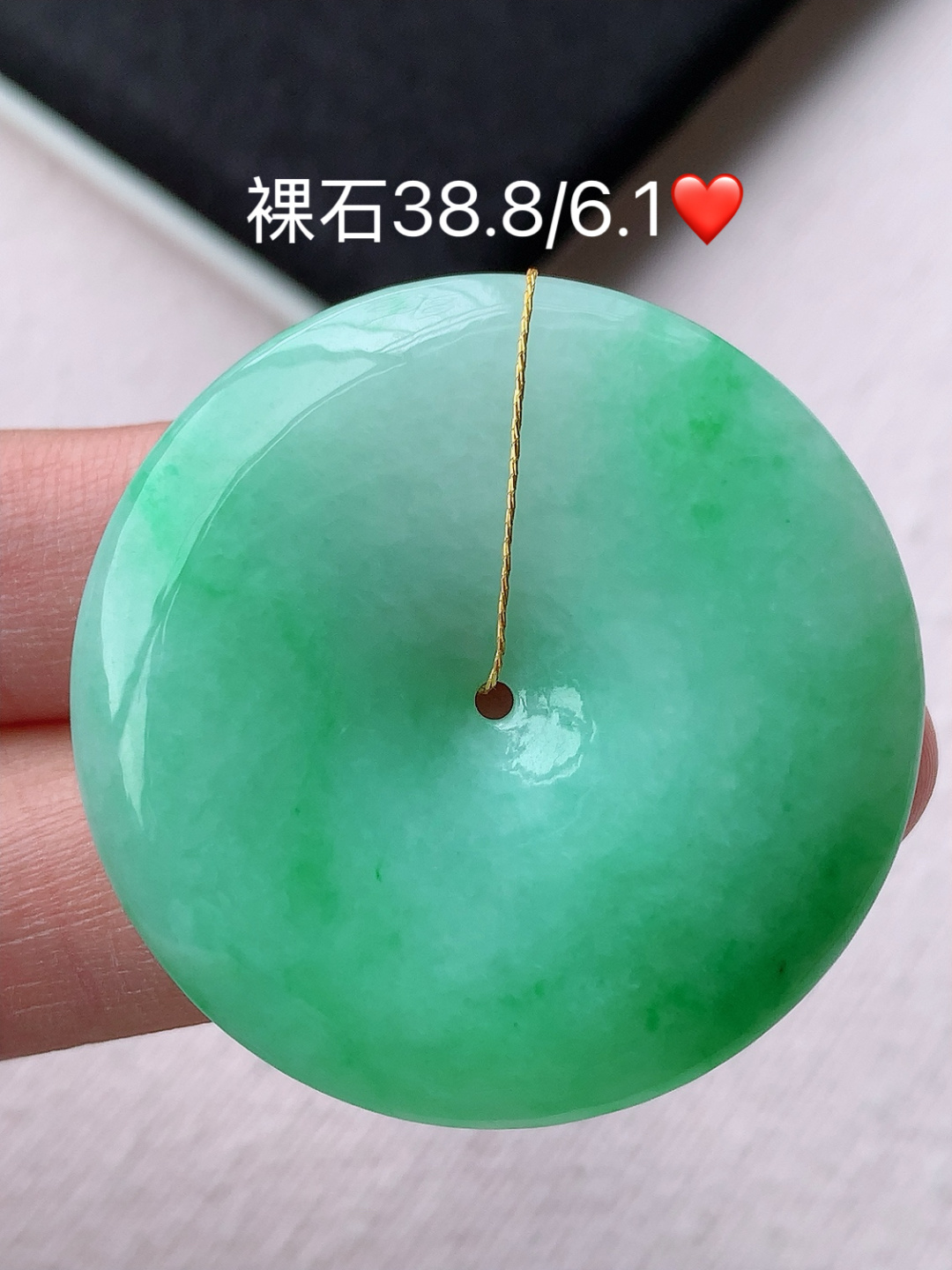 冰绿平安扣挂件底子细腻莹润，佩戴精致优雅，38.8-6.1