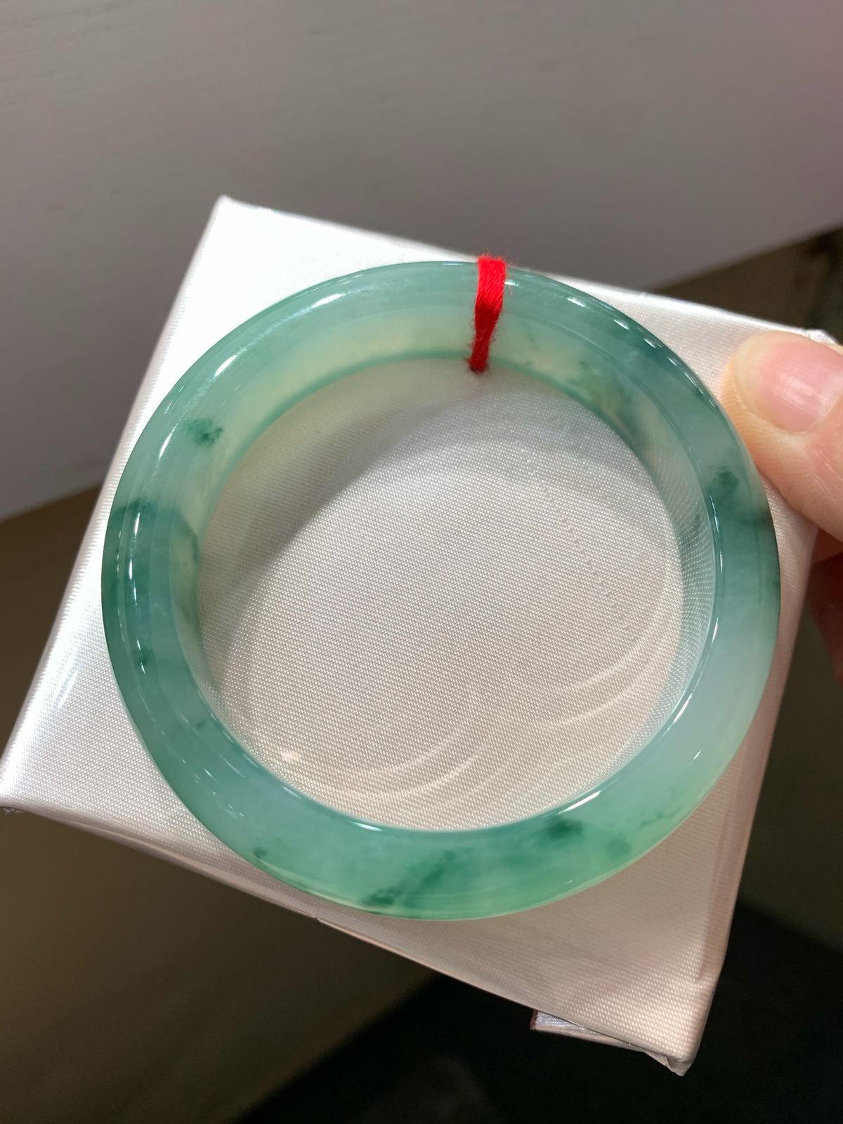 尺寸54.6/12.8/8.5，冰蓝花手镯
水润细腻