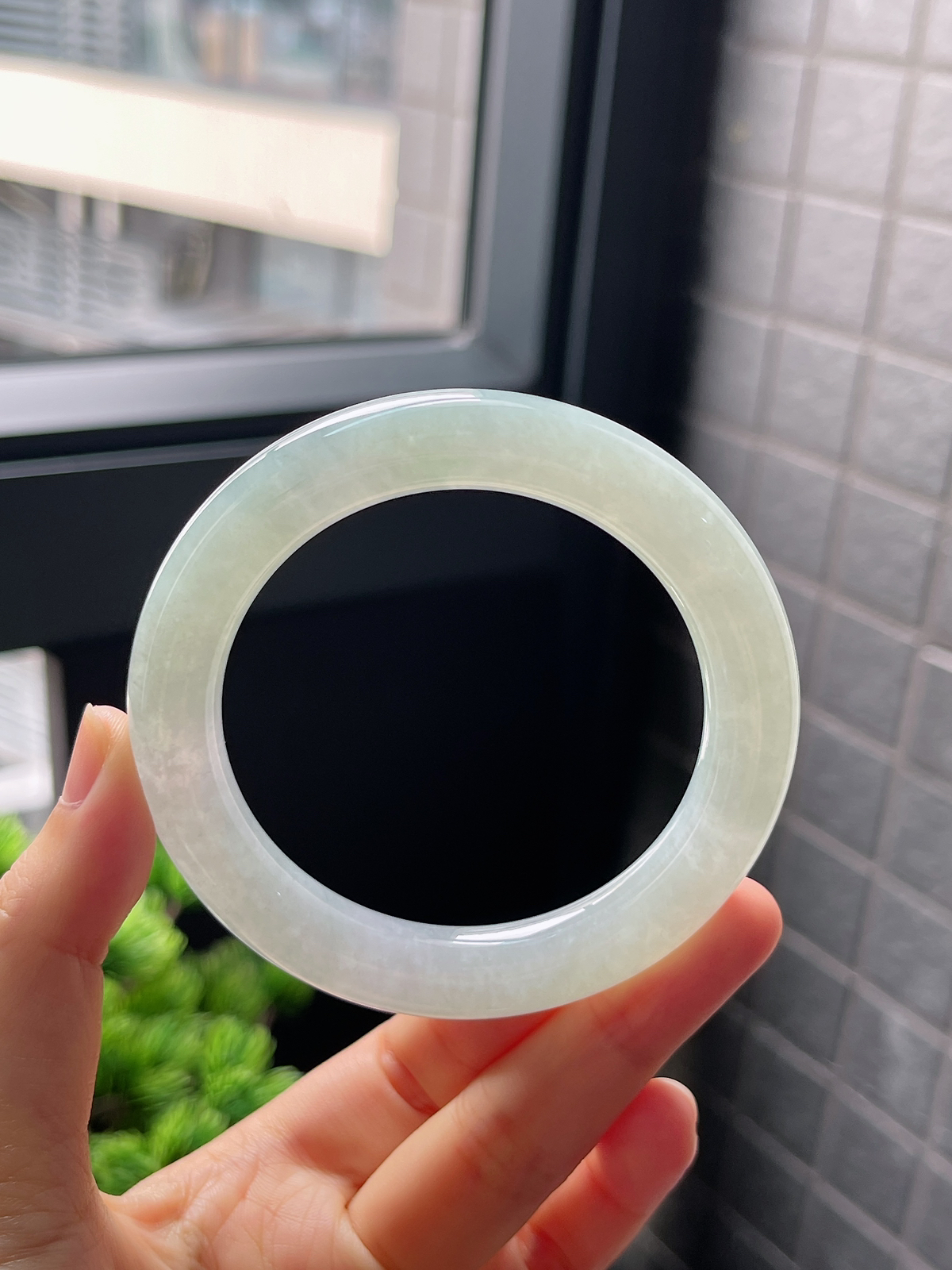 圈口55，冰糯种淡绿色翡翠圆条手镯