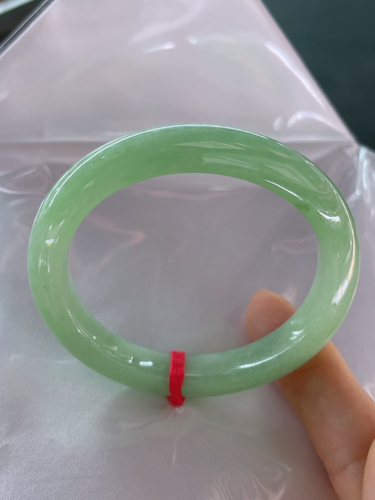新货50/9/8.4贵妃，此镯匀润浅绿，质地细腻，清透玉光衬出温婉气韵，完美肉细