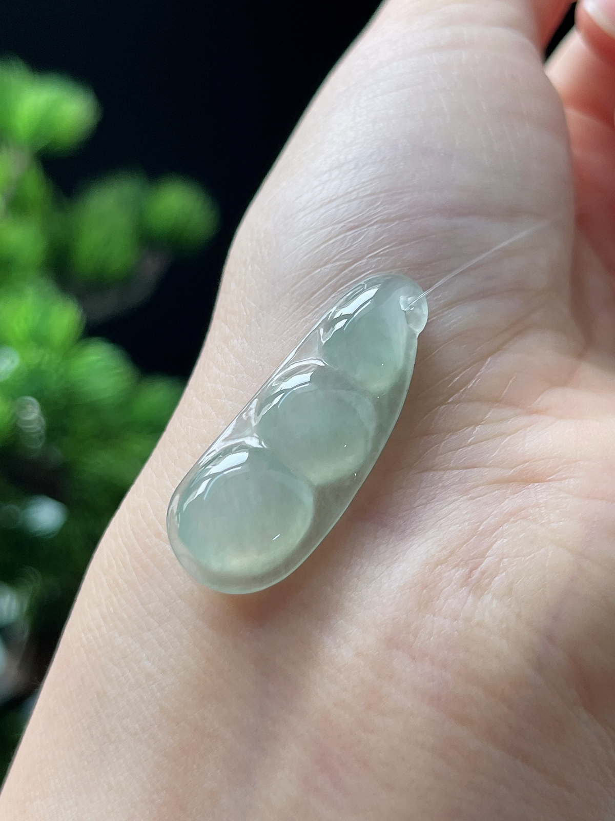翡翠冰糯种淡绿色福豆