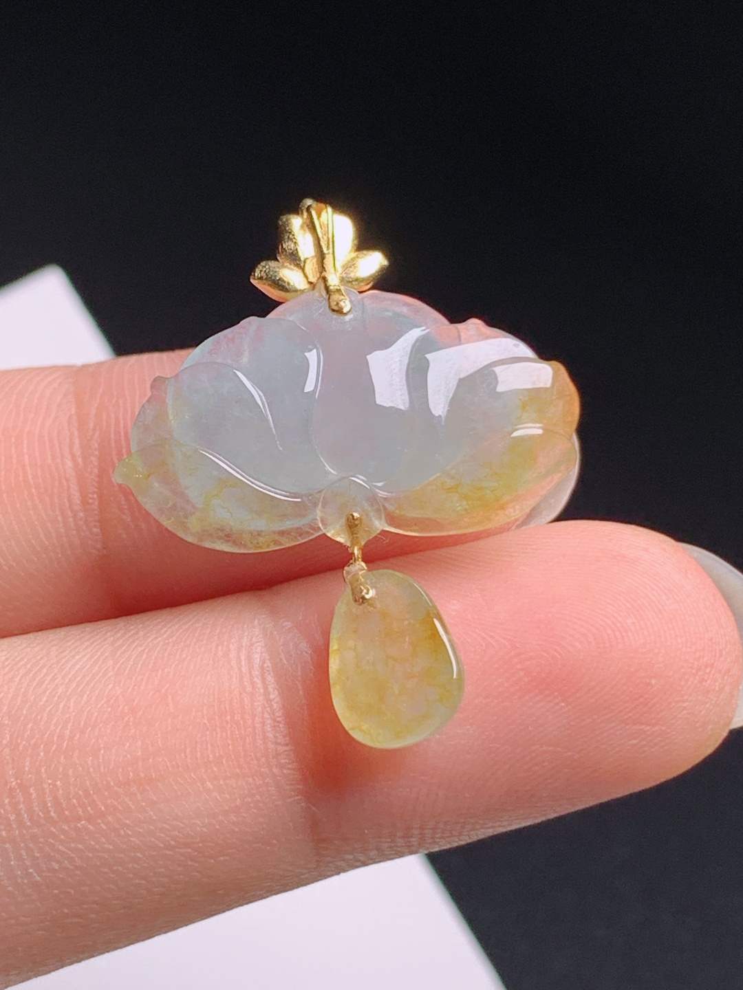 冰黄翡莲花吊坠，雕工清雅脱俗，金镶设计灵动雅致，和和美美